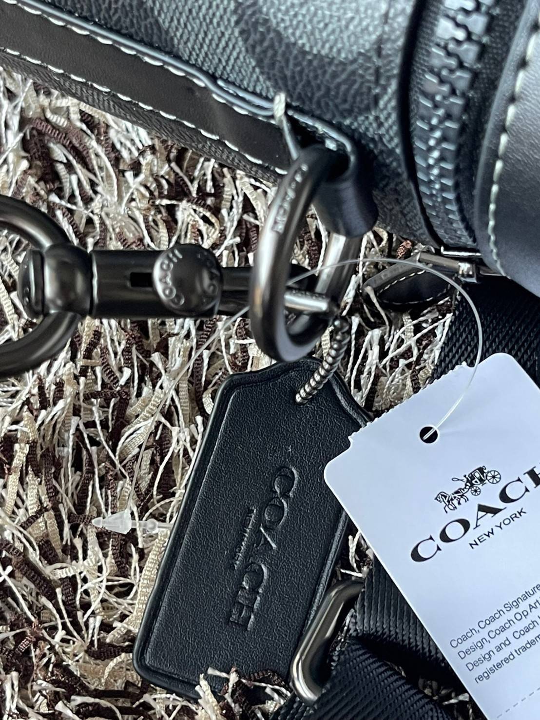 Coach Barrel Crossbody In Signature Canvas C9843 กระเป๋าถือสุดชิคตามแบบฉบับของ Coach ใบนี้หยิบมาแมตช์กับเสื้อผ้าได้ง่ายมาก ใช้งานได้แบบยูนิเซท ทั้งชายและหญิง เพราะมีดีไซน์ที่เรียบเก๋