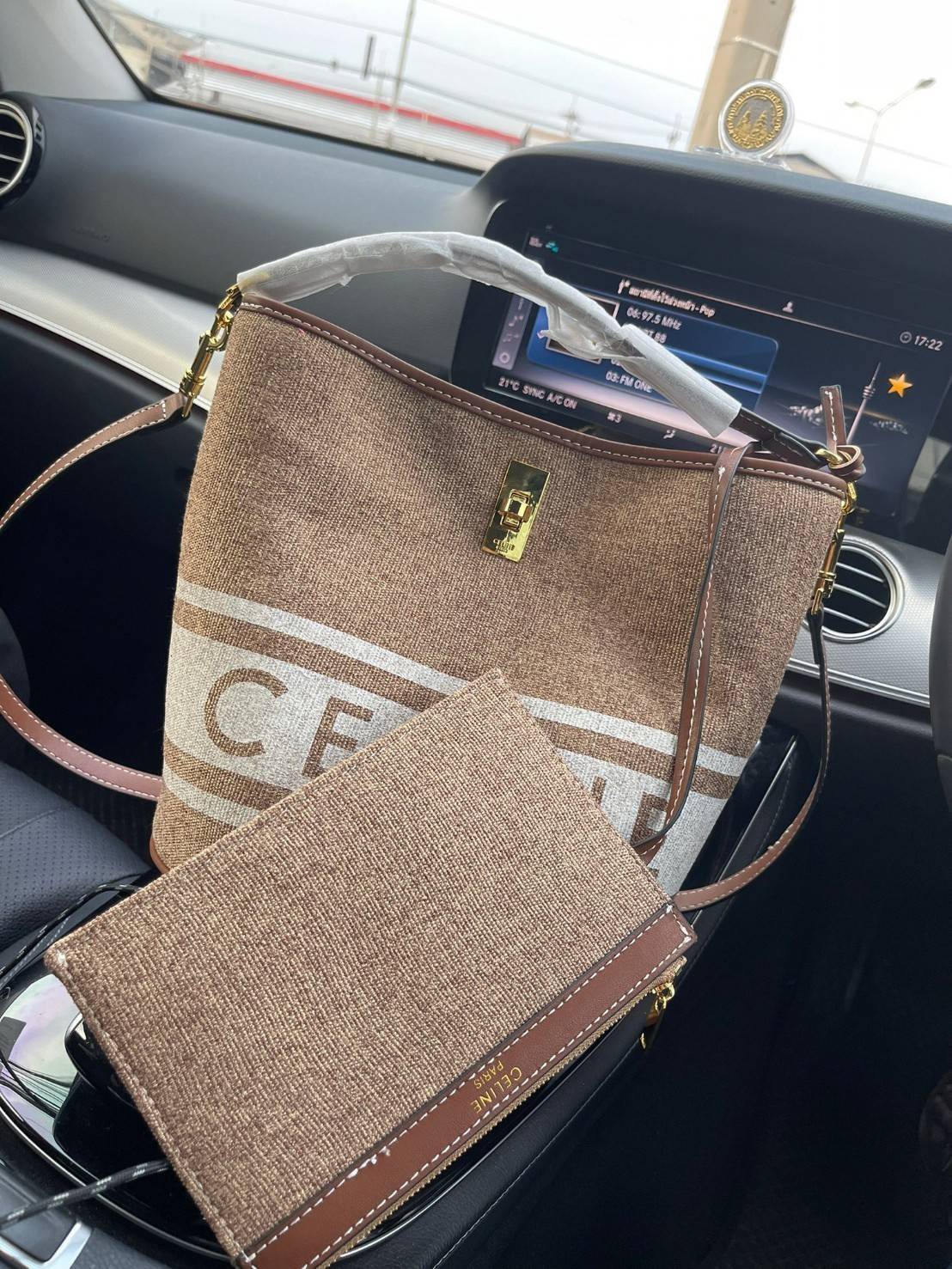 Celine Bucket Bag In Textile with Celine Logo สาว ๆ คนไหนกำลังมองหากระเป๋าสะพายที่สามารถจุของได้แบบกำลังพอดี เราขอแนะนำเป็นใบนี้เลยค่ะ เพราะมีขนาดที่ไม่เล็กและไม่ใหญ่จนเกินไป ให้ความคล่องตัวสูง มีฐานกว้างสามารถใช้สะพายไหล่เมื่อต้องการออกงานทางการหรือจะสะพ