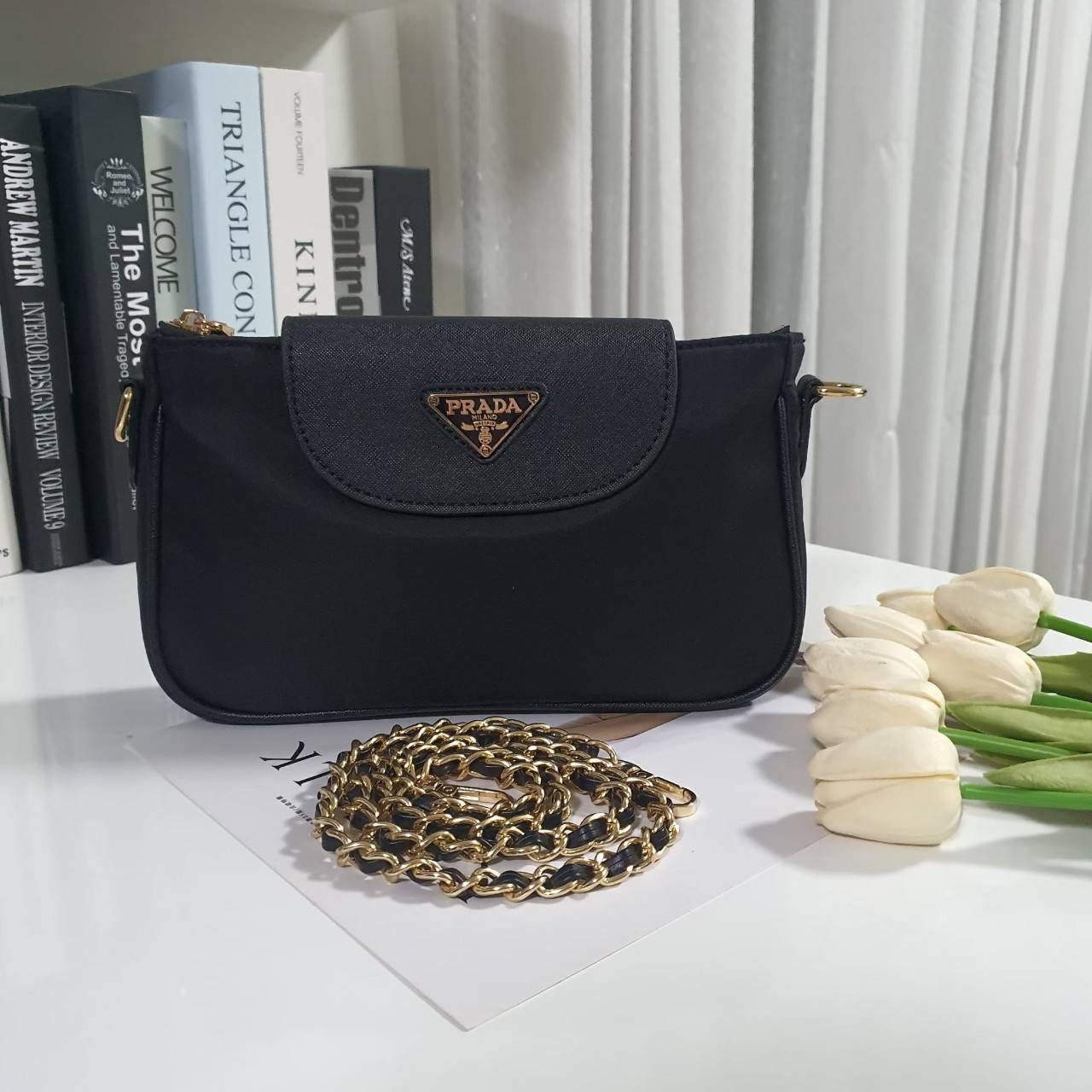 งานพรีเมี่ยมกิ้ฟ จากเคาเตอร์ต่างประเทศ Best Seller! พร้อมส่งความแซ่บ กระเป๋าอเนกประสงค์ จากแบรนด์ PRADA มาค่า เป็น กระเป๋าผ้าไนล่อน ตามแบบฉบับของแบรนด์เลย ใบนี้มีสายยาวโซ่สลับหนัง (ปรับไม่ได้แต่ถอดสายได้คะ) **เลิศมาก สะพายเป็น shoulder bag ได้เลย **ขนาดกำ