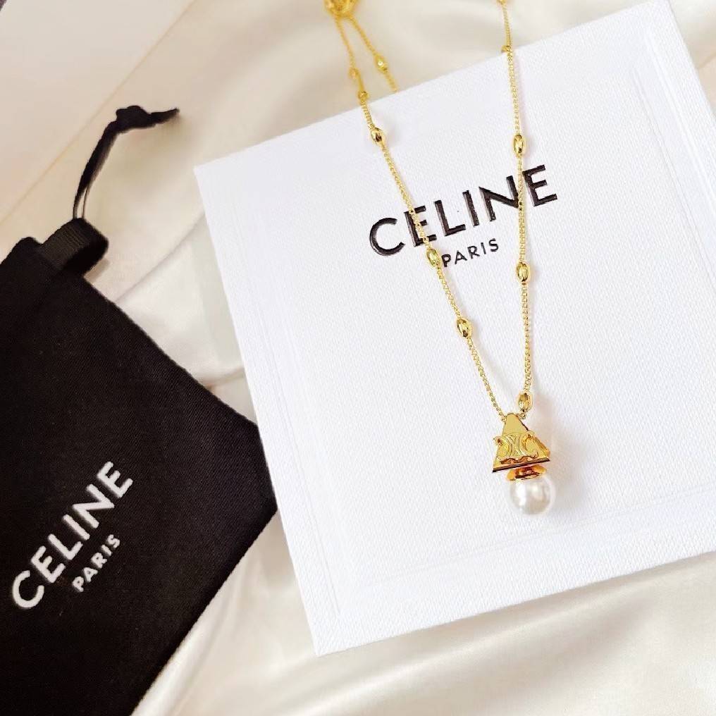 CELINE NECKLACE VIP สร้อยคอพร้อมจี้ดีไซน์สุดหรูคลาสสิคหายากชวนสะสมไอเท็มแบบนี้นานๆจะหลุดมาให้ช้อปจะซื้อใช้เองหรือมอบเป็นของขวัญก็เลิศหรูดูดี สินค้ามาพร้อม Original Package ถุงผ้ากำมะหยี่แบรนด์ กล่องและถุงกระดาษแบรนด์ Dutyfree ห้ามพลาดค่ะ!