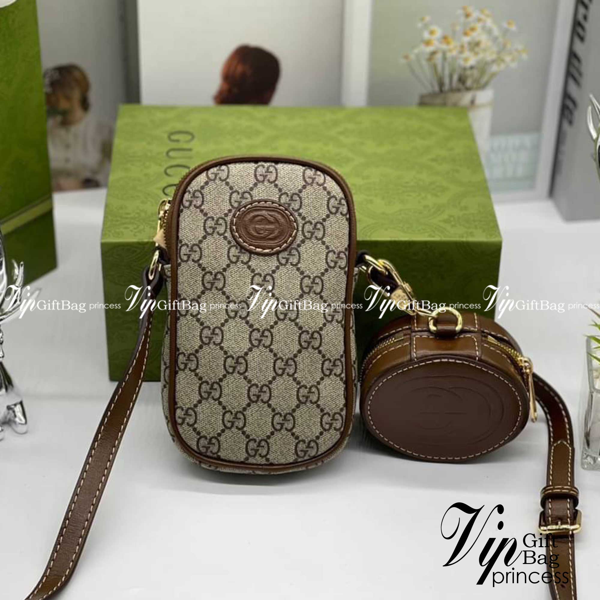 GUCCI Mini bag with Interlocking G / Gucci phone bag เกรดออริจินอล กระเป๋ามินิรังสรรค์จากผ้าแคนวาส Supreme ลายโมโนแกรมของแบรนด์สีเบจและสีน้ำตาลอีโบนี สัญลักษณ์ GG สไตล์นี้มอบความรู้สึกร่วมสมัยพร้อมกระเป๋าใส่ Apple AirPods ที่สามารถถอดออกได้