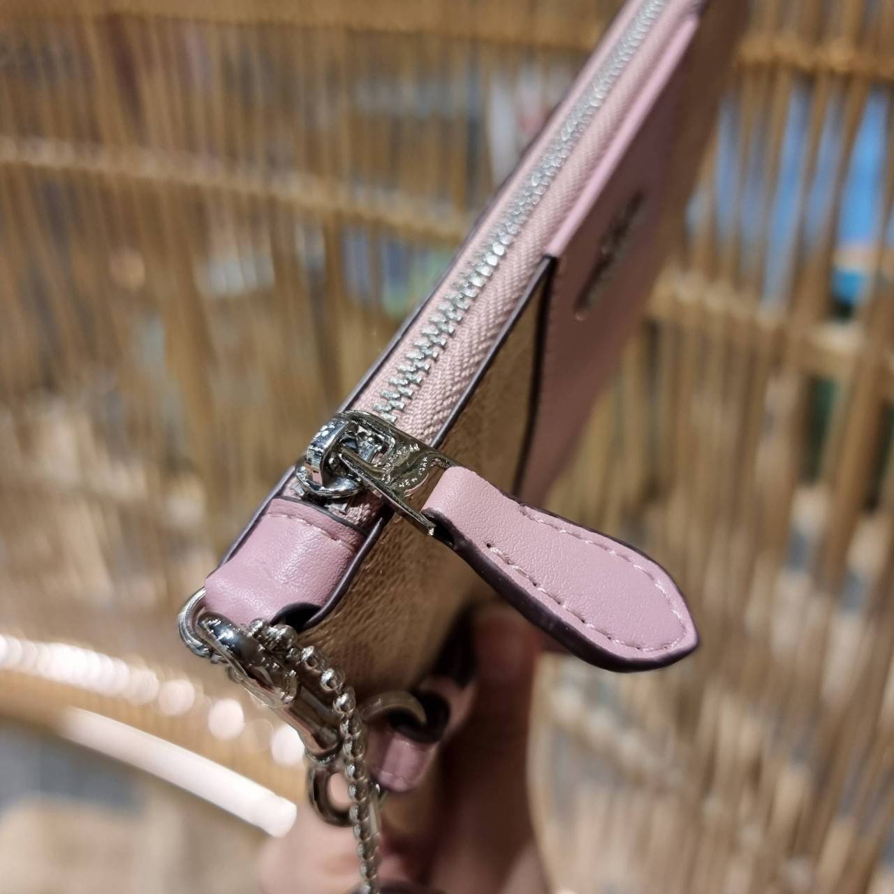 COACH 32445 SMALL WRISLET IN COLORBLOCK SIGNATURE CANVAS คอลเลคชั่นคัลเลอร์บล็อคสวยหรู ในรูปแบบกระเป๋าคล้องมือ ขนาดพกพา ไซส์กำลังสวยมากๆ พกง่ายไปเลยจ้า วัสดุหนังแคนวาส ตัดหนังแท้ ภายในโล่ง มีช่องใส่บัตร ตอบโจทย์สาวๆที่ไม่ชอบความพะรุงพะรัง พกใบนี้คือสะดวกส