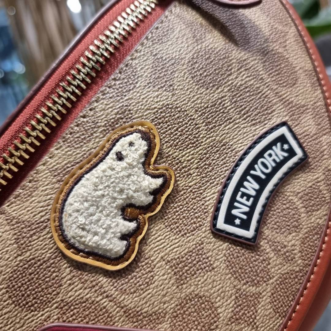 COACH C6678 LEAGUE BELT BAG IN SIGNATURE CANVAS WITH VARSITY PATCHES กระเป๋าคาดอกไซส์ใหญ่ คอลเลคชั่นที่ฮอตไม่เลิก กับดีไซน์สกีเรทโทร วินเทจ ขนาดสะพายกำลังเท่ คูลๆ ใช้งานง่าย ได้ทั้งหนุ่มๆและสาวๆ โดดเด่นด้วยแพทช์ที่สวยไม่ซ้ำใคร วัสดุหนังแคนวาสเคลือบลายสลับ