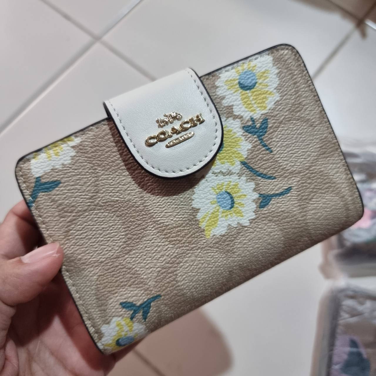 COACH 3453 MEDIUM CORNER ZIP WALLET IN SIGNATURE CANVAS WITH KAFFE FASSETT PRINT ดีไซน์ใหม่ล่าสุด!! คอลเลคชั่นลายพริ้นท์ เพิ่มลูกเล่นให้กระเป๋าสตางค์ของคุณ กับกระเป๋าสตางค์ใบกลาง ขนาดกำลังเหมาะมือ วัสดุหนังแคนวาส ดูแลรักษาง่าย มีช่องใส่บัตรและธนบัตรครบ แล
