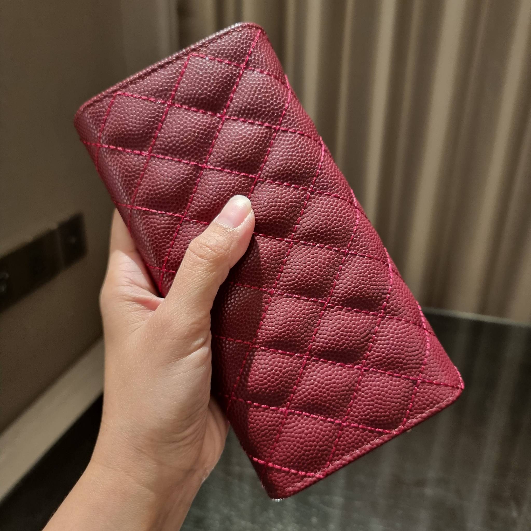 VIP 】กระเป๋าสตางค์ใบยาวรุ่นฝาพับที่ถามหากันมากที่สุด!! สวยรับทรัพย์จาก Chanel วัสดุหนังลายคาร์เวีย ลุคผู้ดีที่สุด เปิด-ปิดด้วยกระดุมแม่เหล็ก ภายในกระเป๋ามีช่องใส่บัตรได้เยอะ ใส่ธนบัตร ใส่เหรียญได้ มีช่องซิปแยกอีกหนึ่งช่อง ดีไซน์เรียบหรูดูคลาสสิค!! สาวๆห้า