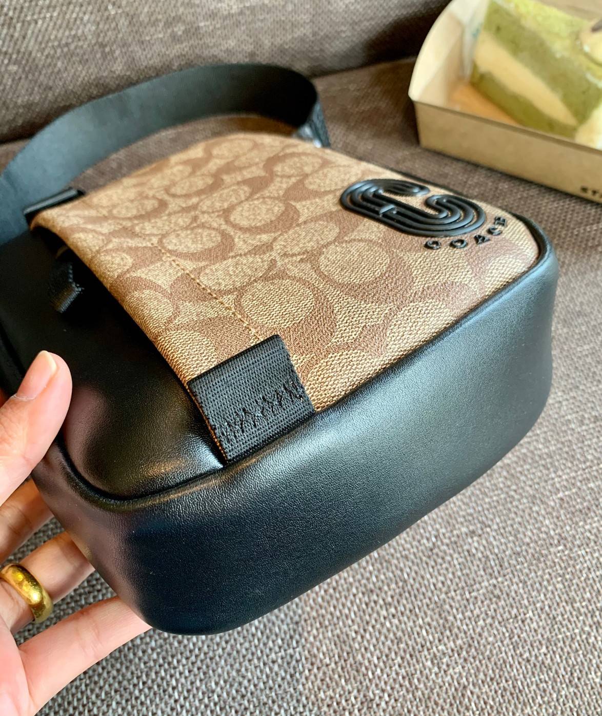 รุ่นที่คุณผู้ชาย2021 ต้องมีค่ะ💥 COACH 6788 EDGE STRADDLE SHOULDER BAG พร้อมส่งที่ไทย น่าใช้มากๆค่าา🔥 กระเป๋าสะพายแบบครอสบอดี้ร์ ทรงสวย หนังแท้นิ่มอย่างดีค่ะ ด้านหน้ามีช่องซิปซ่อนให้หนึ่งช่องนะคะ เปิดปิดช่องหลักแบบซิปคู่ภายในลึก ใส่ของจำเป็