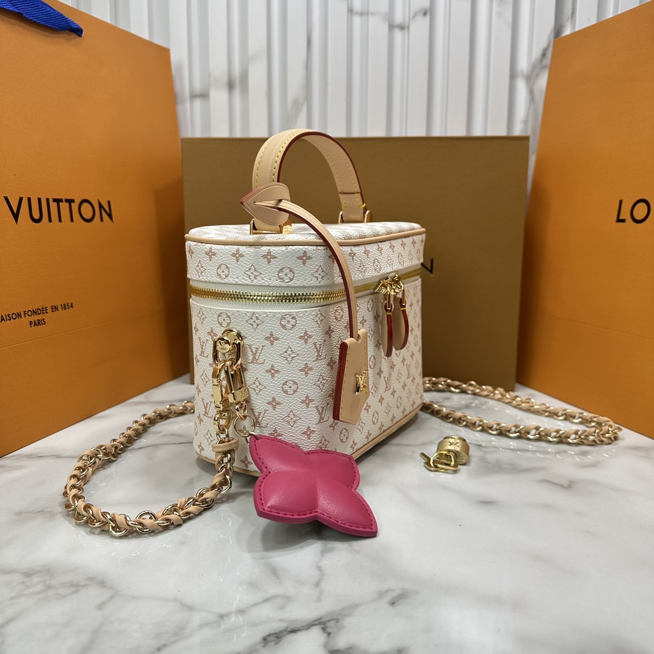 ORI หนังแท้ | LV Vanity Cosmetic Bag กระเป๋ารุ่นวานิตี้ กระเป๋าเครื่องสำอางจากคอลเลคชั่น Louis Vuitton Baby พกพาผลิตภัณฑ์อาบน้ำและของใช้จำเป็นอื่นๆ อย่างมีระดับ Monogram แคนวาสสุดเอ็กซ์คลูซีฟสำหรับคอลเลคชั่น