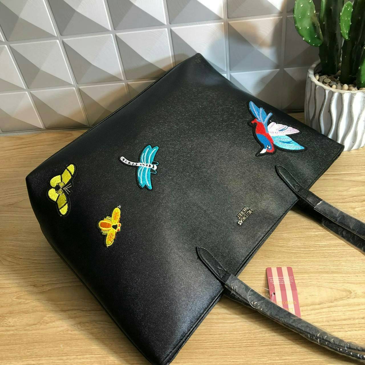 Victoria’s Secret Tote Bag 2019 กระเป๋าถือหรือสะพายลายหนังคาเวียร์ สวยด้านหน้าประดับด้วยโลโก้ ตัวกระเป๋าแต่งด้วยลายปักสวยเก๋ ปากกระเป๋าเปิดปิดด้วยซิปสะดวกใช้ ภายในมีช่องโล่งและช่องเล็กไว้แบ่งเก็บของ ใส่หนังสือ เอกสาร A4 Notebook ipad กระเป๋าสตางค์ ของใช้ไ