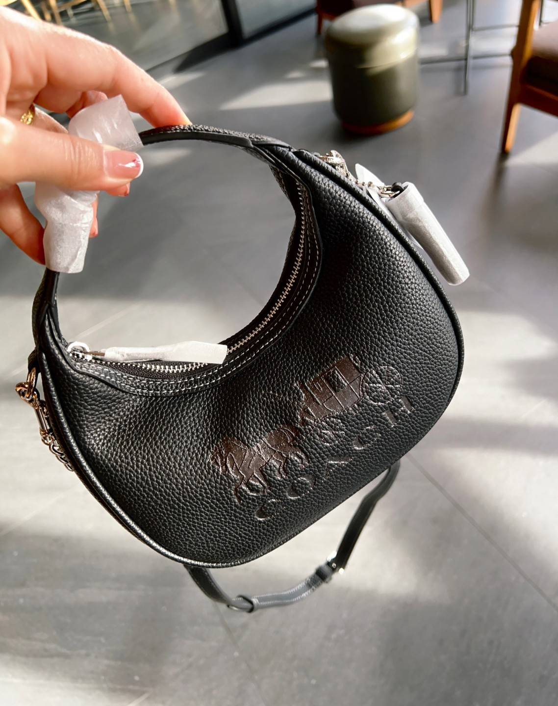 COACH CARMEN MINI CROSSBODY BAG กระเป๋ารูปทรงพระจันทร์โค้งมน น่ารักน่าใช้มากๆ!! เกรดท็อปออริ เกรดดีสุด สลับแท้ 1:1 ใช้ต่างประเทศได้