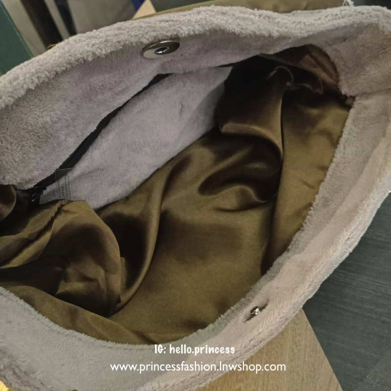 NEW UPDATE 2019! Chanel Beaute Crossbody Bag กระเป๋าถือหรือสะพายพรีเมี่ยมของเเท้จาก Chanel Cosmetic Counter VIP Gift รุ่นแนะนำวัสดุขนวูฟสีเบจหนานุ่มตัดโลโก้แบรนด์หนังแก้วสวยโดดเด่น น้ำหนักเบา เปิดปิดด้วยฝาปิดกระดุมแม่เหล็ก ใบใหญ่กำลังดีใส่ ipad กระเป๋าสตา