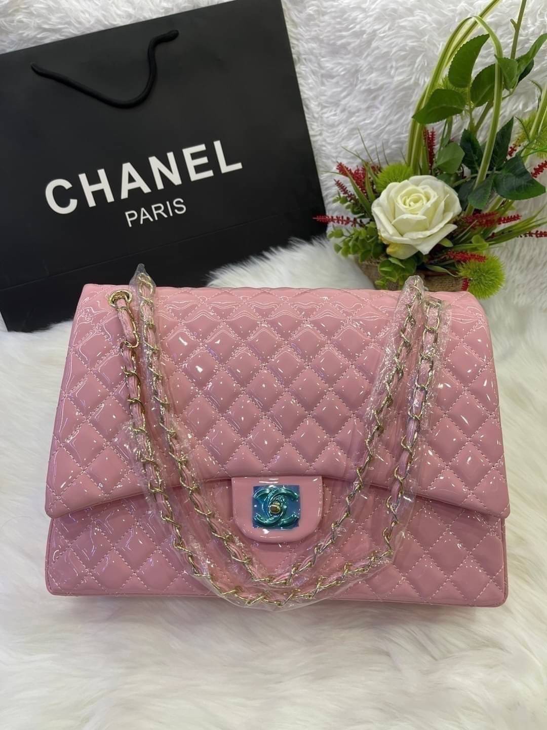 CHANEL MAXI CLASSIC 13.5" กระเป๋าสะพายทรงคลาสสิคใบใหญ่ จุของได้เยอะมากๆ งานสวยหรูมาแต่ไกล สวยงามไม่ผิดหวังค่ะ