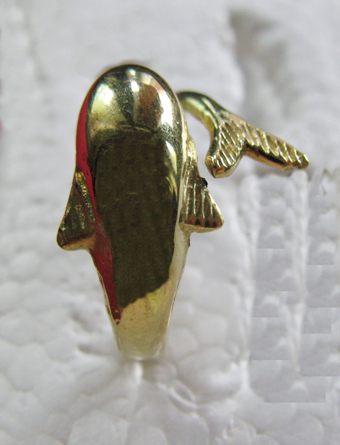 แหวนโลมาทองเหลือง(เสริมเรื่องความรัก)ค่ะ