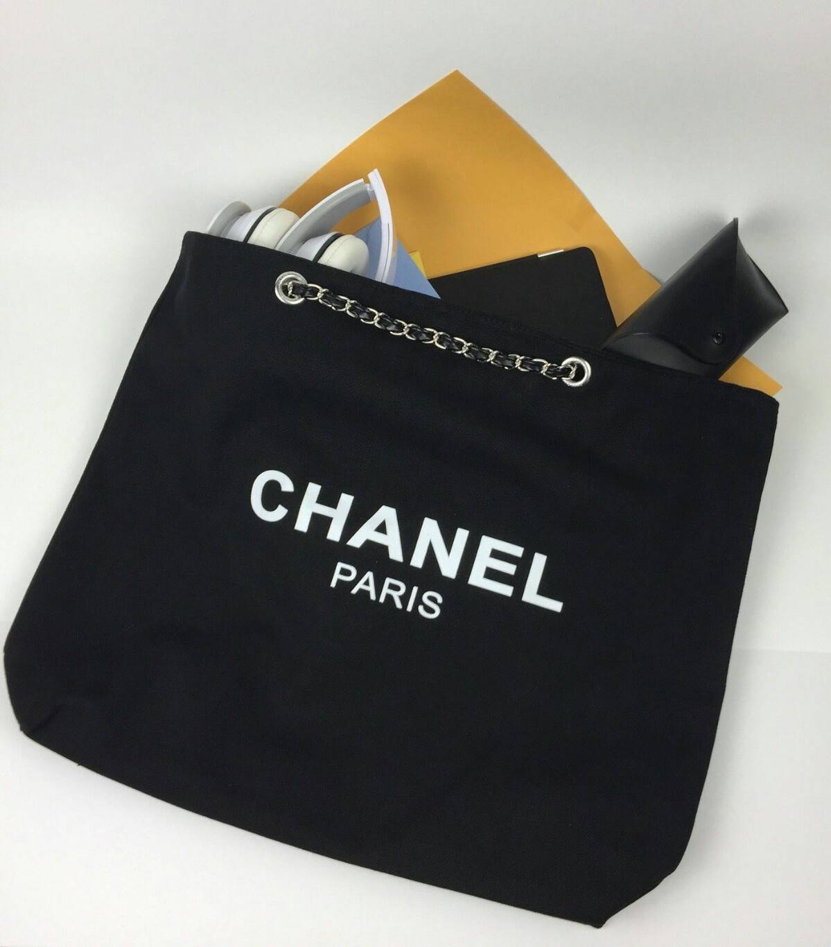 New Arrival!! พร้อมส่งที่ไทย ตามคำเรียกร้อง CHANEL VIP CANVAS TOTE BEAUTY GIFT TOTE CANVAS GOLD HARDWARE CHAIN STRAPS วัสดุทำจากผ้าแคนวาสหนา บุด้วยผ้าซับอีกชั้น ด้านหน้ามีโลโก้แบรนด์ ตรงอะไหล่ปั้มแบรนด์ทุกจุด ตัวสายทำจากโซ่ เรียบ หรู ดูดี ใส่ของได้เยอะมาก