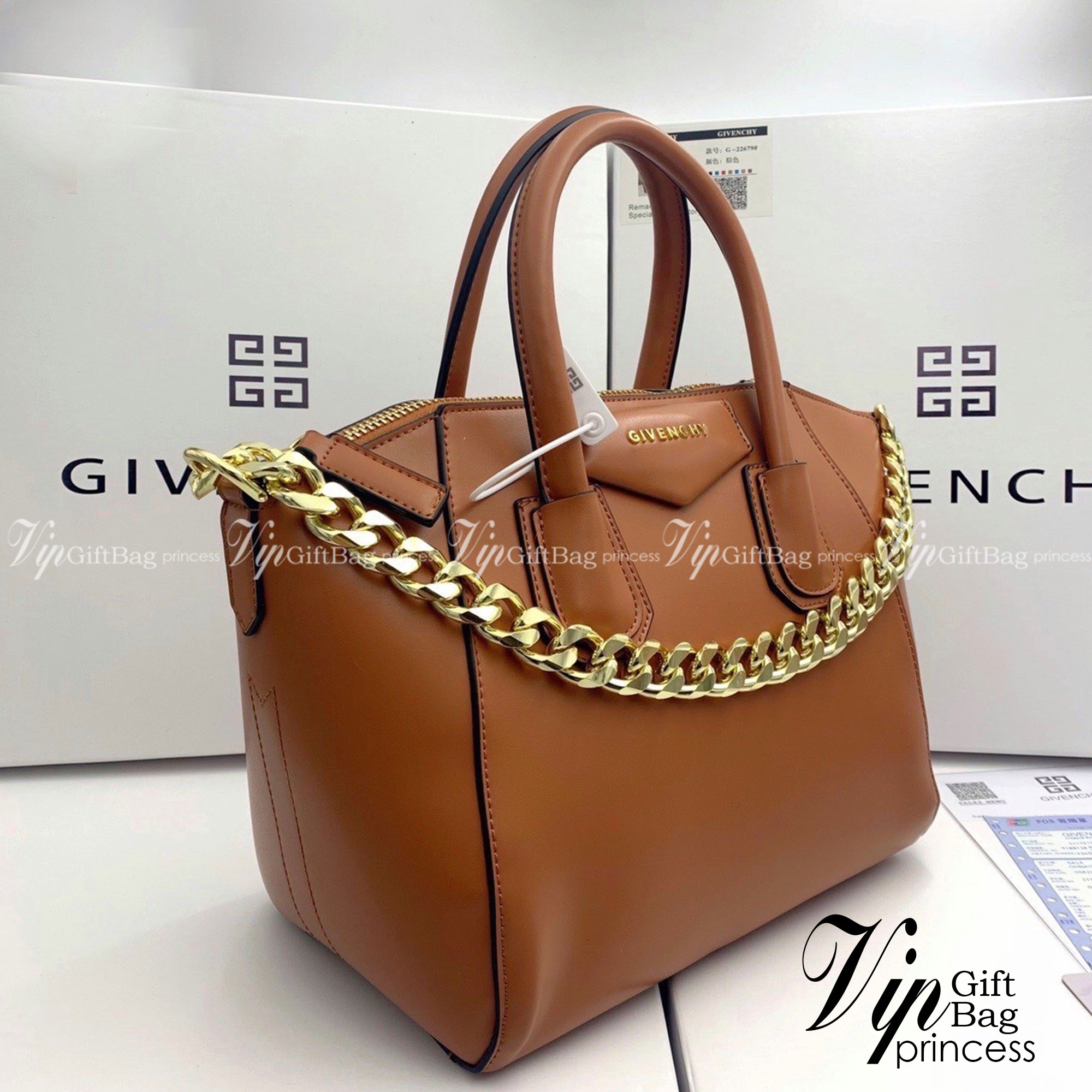 GIVENCHY Antigona Chain Small leather tote bag 10" กระเป๋าสะพายทรงหมอน งานซิปบน หนังเรียบ อะไหล่ทอง กระเป๋าสุดคลาสสิก ใบเดียวก็เอาอยู่ Day to Night Bag เข้าได้กับลุค Smart Casual