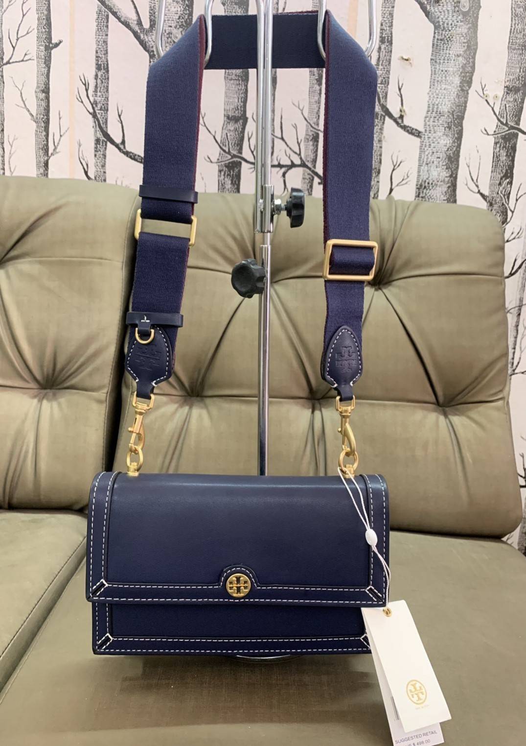 Tory Burch T Monogram Leather Shoulder Bag คอลเลคชั่น T Monogram ที่คงความเรียบหรูด้วยวัสดุหนังวัวแท้ รูปทรงโดดเด่น หรูหรา น่าจับจอง