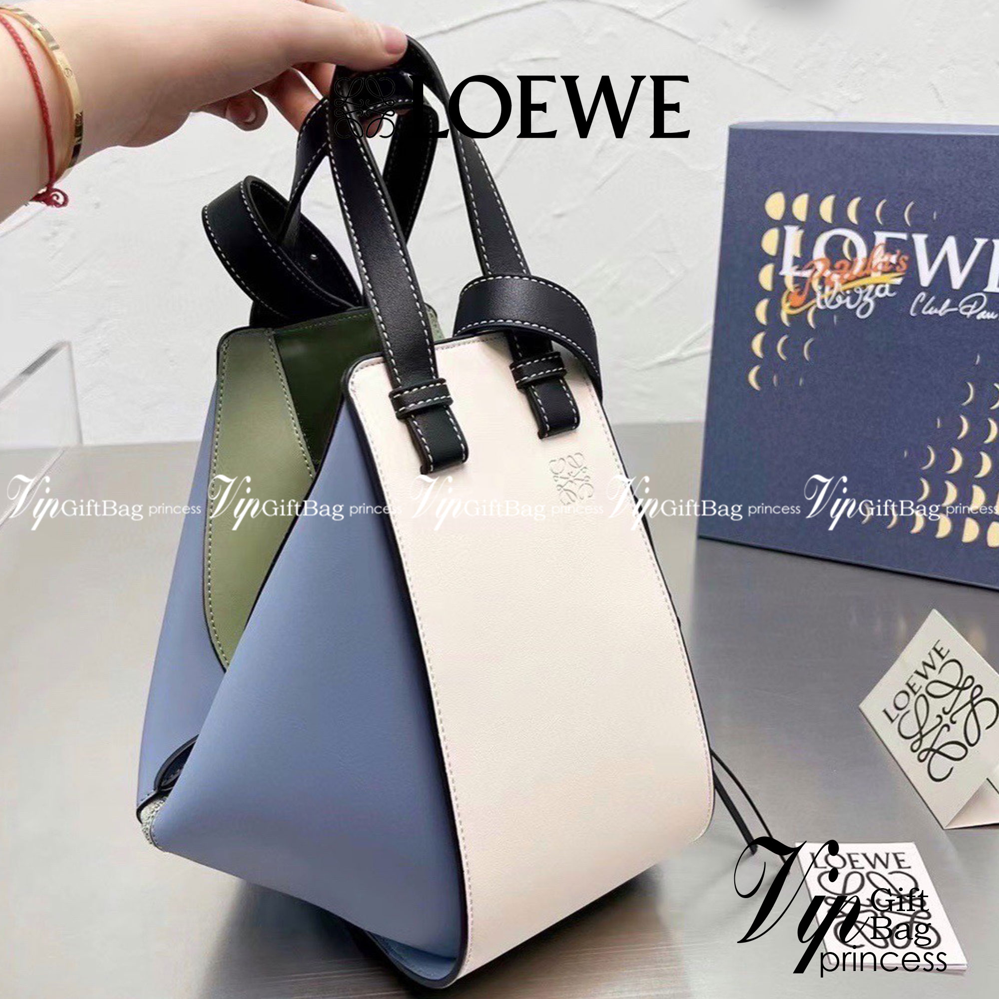 Loewe Hammock Bag / Loewe Small Hammock Leather Bag กระเป๋าถือหรือสะพาย รุ่น Rare items สุดๆ หนังสวยดีไซน์มีเอกลักษณ์ ใบขนาดกำลังดี น้ำหนักเบา สามารถปรับได้หลายทรง ด้านข้างมีซิปปรับขยายได้ ภายในโล่งกว้าง ใส่กระเป๋าสตางค์ กล้อง มือถือ ของใช้ได้เยอะ หูหิ้วห