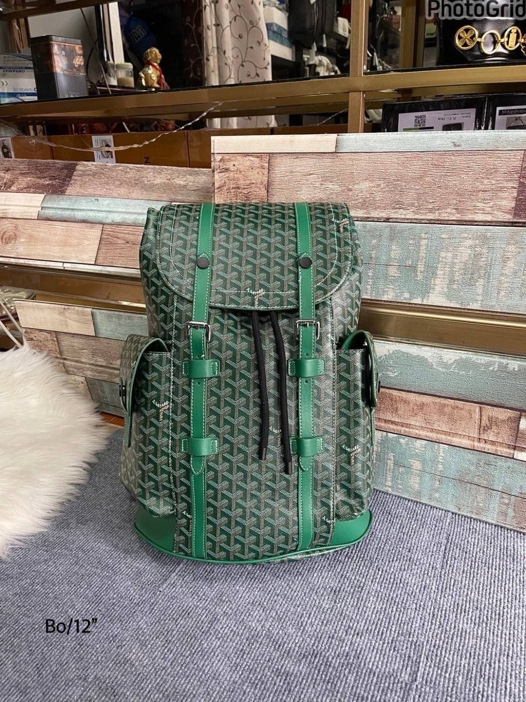 Goyard Backpack Bag Large Size กระเป๋าเป้ใบใหญ่ ดีไซน์สวยคลาสสิกเป็นเอกลักษณ์ ใช้ได้ทั้งหนุ่มๆและสาวๆ ตกแต่งลวดลายโลโก้แบรนด์เรียบหรู ภายในจุของได้เยอะมาก ใหญ่จริง!! ใบนี้คุ้มค่าราคามากๆ ทั้งดีไซน์และฟังก์ชั่นการใช้งาน ตอบโจทย์แน่นอน จะใส่เสื้อผ้าสำหรับ s
