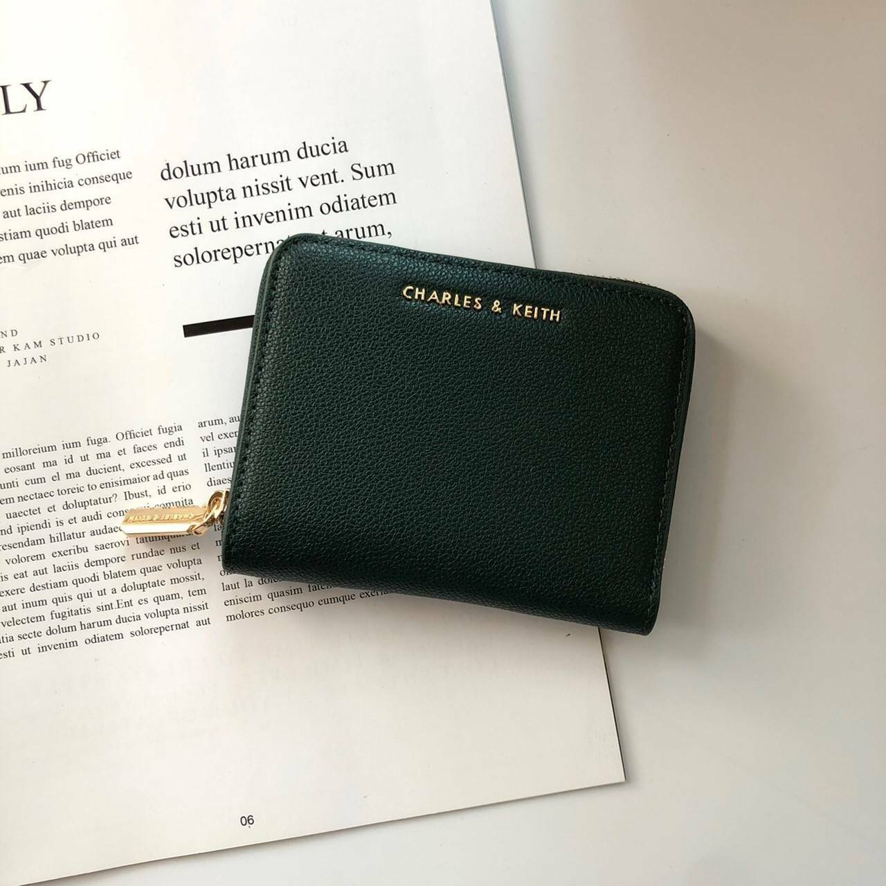 กระเป๋าสตางค์ใบสั้น CHARLES & KEITH เปิด - ปิดกระเป๋าด้วยซิปรอบ ด้านในมีช่องใส่บัตร ช่องใส่ธนบัตร ช่องใส่รูป และช่องซิปค่ะ