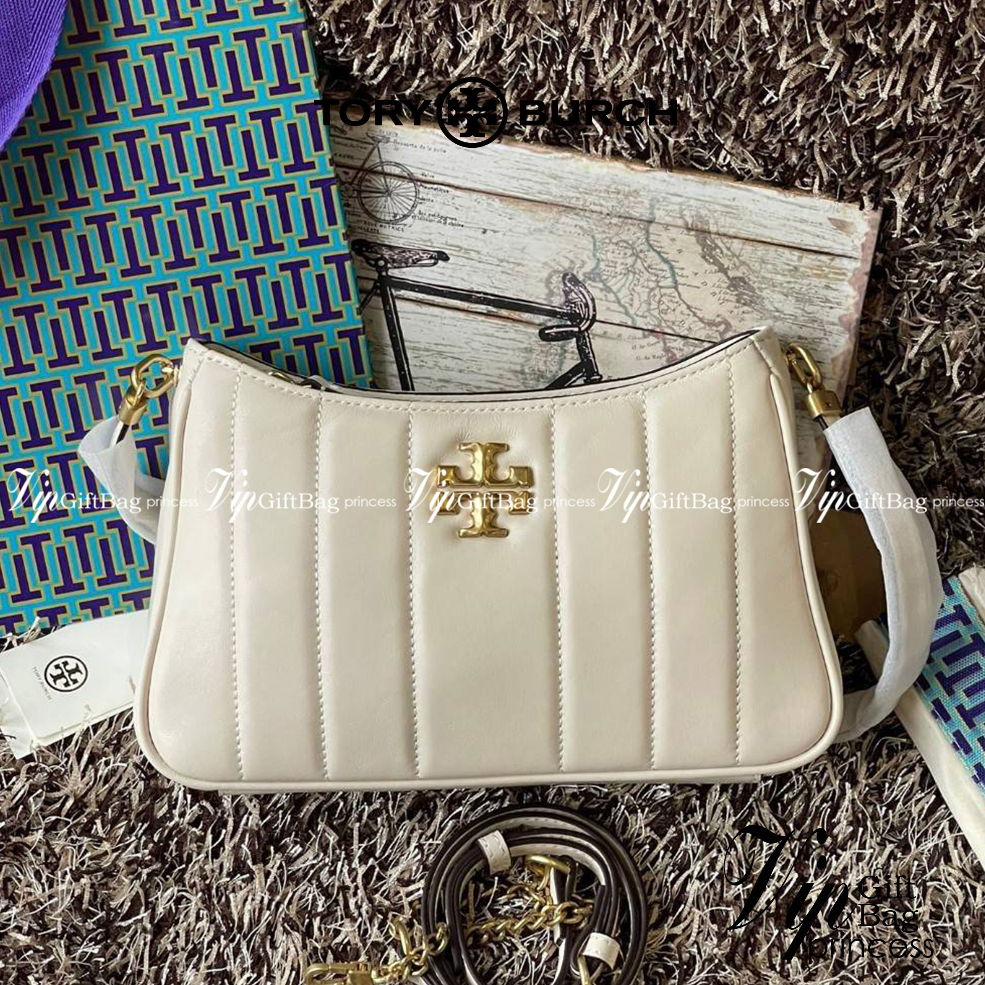 Tory burch Kira logo-plaque crossbody bag กระเป๋า Kira ของ Tory Burch เป็นส่วนหนึ่งของคอลเล็กชั่นที่โดดเด่น และมีหลายรุ่นด้วยกัน โดยมีป้ายโลโก้ Double T ของแบรนด์อยู่ตรงกลาง มีความเรียบง่ายแต่ยังคงความหรูหราโดดเด่นด้วยวัสดุบุผิว ป้ายโลโก้สีทอง สายสะพายโซ่