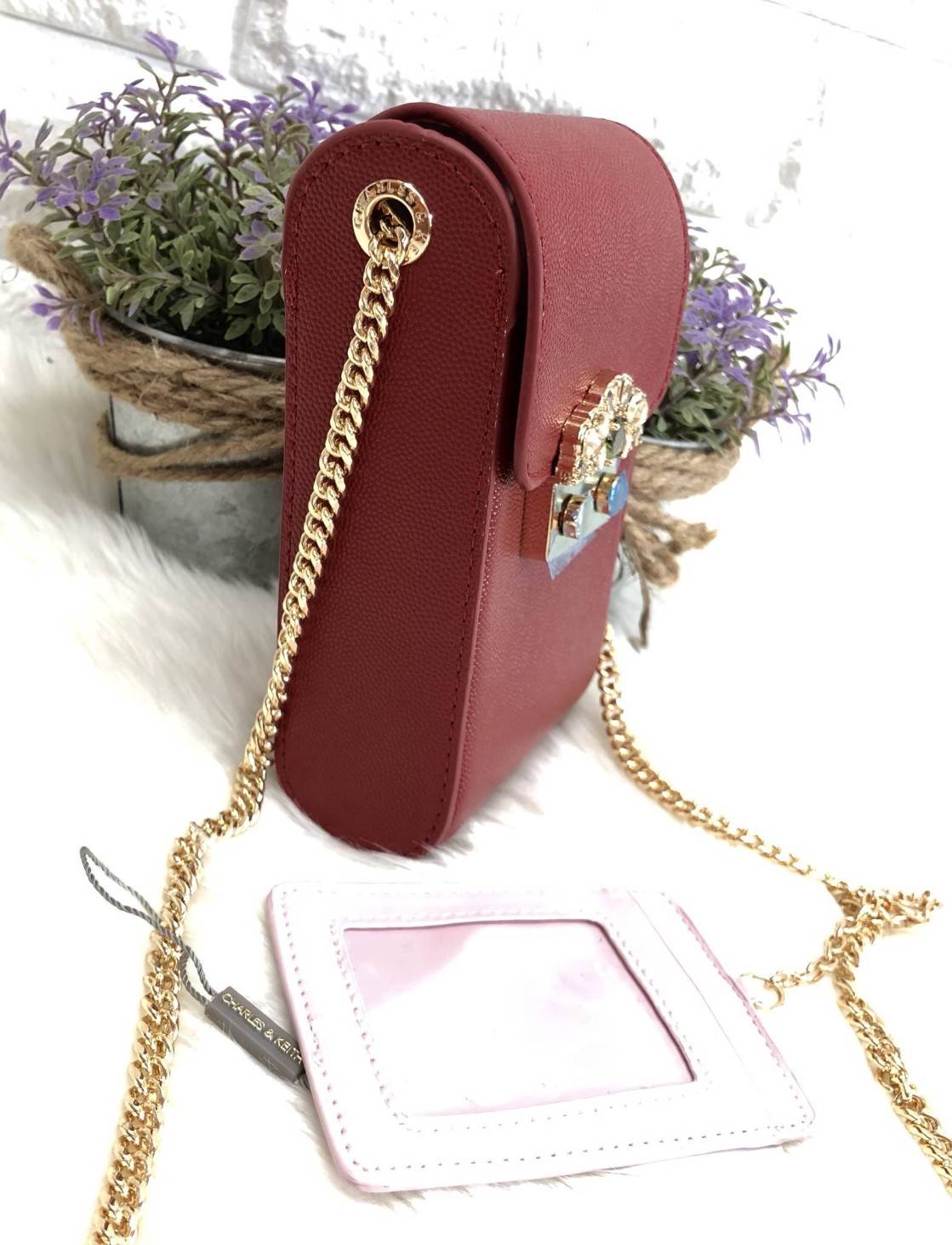 New arrival CHARLES & KEITH EMBELLISHED BUCKLE CLUTCH BAG 2018 พร้อมส่งรุ่นใหม่ล่าสุด กระเป๋าสำหรับใส่มือถือ หรือสัมภาระจุกจิก วัสดุลายหนังคาเวียร์ ด้านหน้าแต่งดีเทลหรูด้วยเม็ดพลอยอะไหล่ทองค่ะ เปิดปิดกระเป๋าแบบกดล้อค (กดปุ่มเข้าหากัน) ด้านในโล่ง สามารถใส่