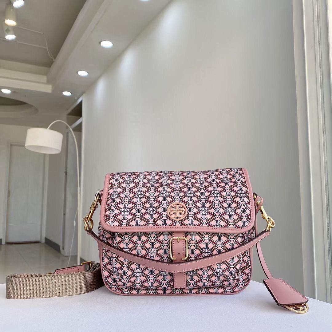 ของแท้ 💯% Tory Burch Piper Printed Crossbody 74656 กระเป๋าถือ สะพายข้างหรือ Crossbody ได้ ด้านในโล่งมี1ช่องซิป และ1ช่องใส่ของจุกจิก ซับในผ้าสวยหรู มีช่องซิปใส่ของด้านนอก