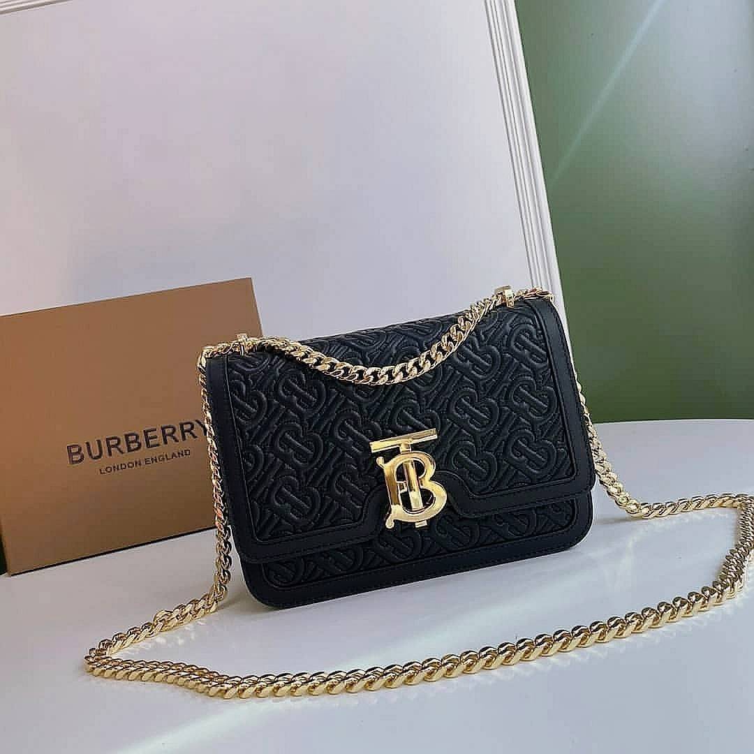 พรีเมี่ยมกิ๊ฟแท้ 100% 】BURBERRY FRAGRANCES LEATHER CROSSBODY BAG VIP GIFT WITH PURCHASE (GWP) กระเป๋าสะพายพรีเมี่ยมกิ๊ฟรุ่นใหม่ล่าสุด Limited จาก BURBERRY Perfume DutyFree หนังขึ้นลายแบรนด์โมโนเเกรมคอลเลคชั่นใหม่ทรงเหลี่ยมสวยหรูสุดๆ