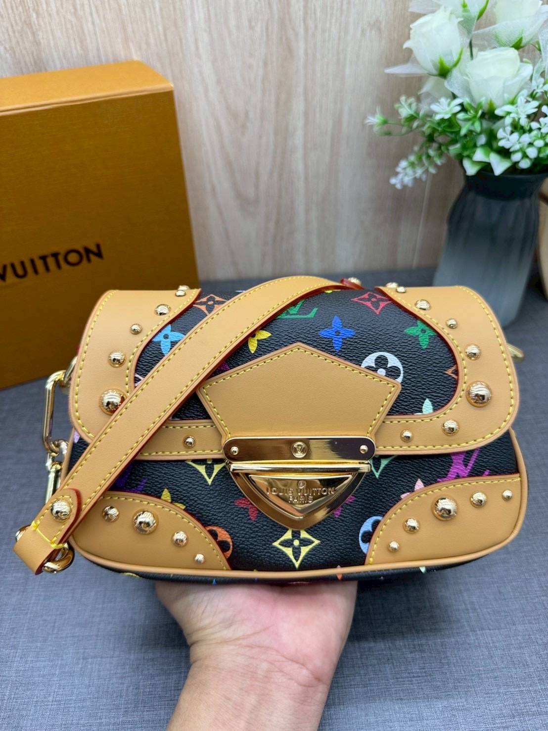 ORI หนังแท้ | Lv Marilyn White Multicolor Monogram Canvas Shoulder Bag กระเป๋าสะพายสไตล์วินเทจ ดีไซน์สีสันสดใสน่ารัก มีชีวิตชีวา โดดเด่นด้วยตัวล็อคด้านหน้าแบบกดขนาดใหญ่ จะถือแบบคล้องแขนหรือสะพายไหล่ก็ได้