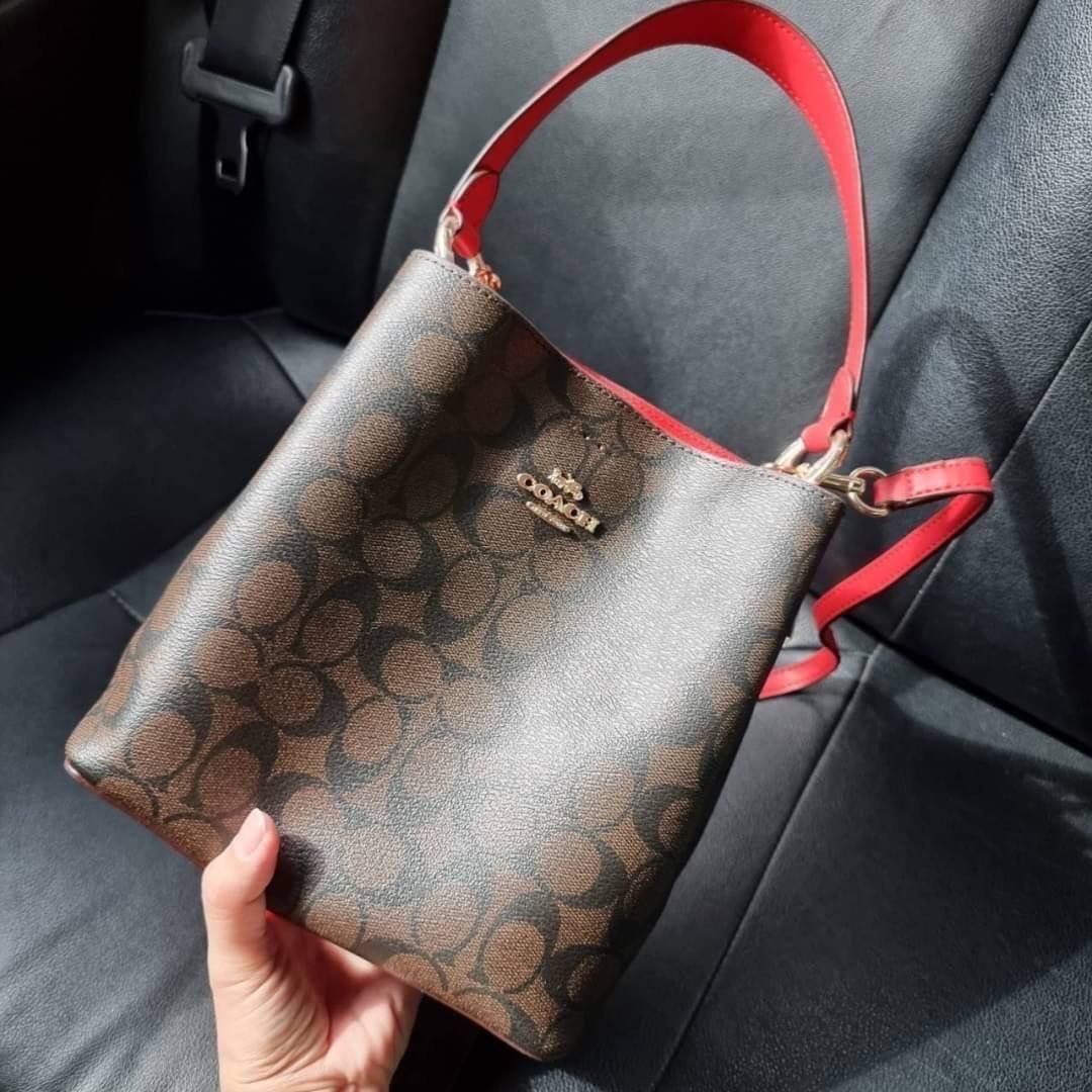 COACH 2312 SMALL TOWN BUCKET BAG IN SIGNATURE CANVAS รุ่นยอดนิยมใบเล็กมาครบสีแล้วจ้า กระเป๋าทรงบัคเก็ต สีผู้ดี๊ผู้ดี ตัวกระเป๋าดีไซน์คลาสสิคลายซี ดูโดดเด่น วัสดุหนังแคนวาสเคลือบลาย สวยคมทุกมุมจริงๆ!! เปิด-ปิดด้วยกระดุมแม่เหล็กทั้ง 2 ฝั่ง ภายในเป็นช่องโล่ง