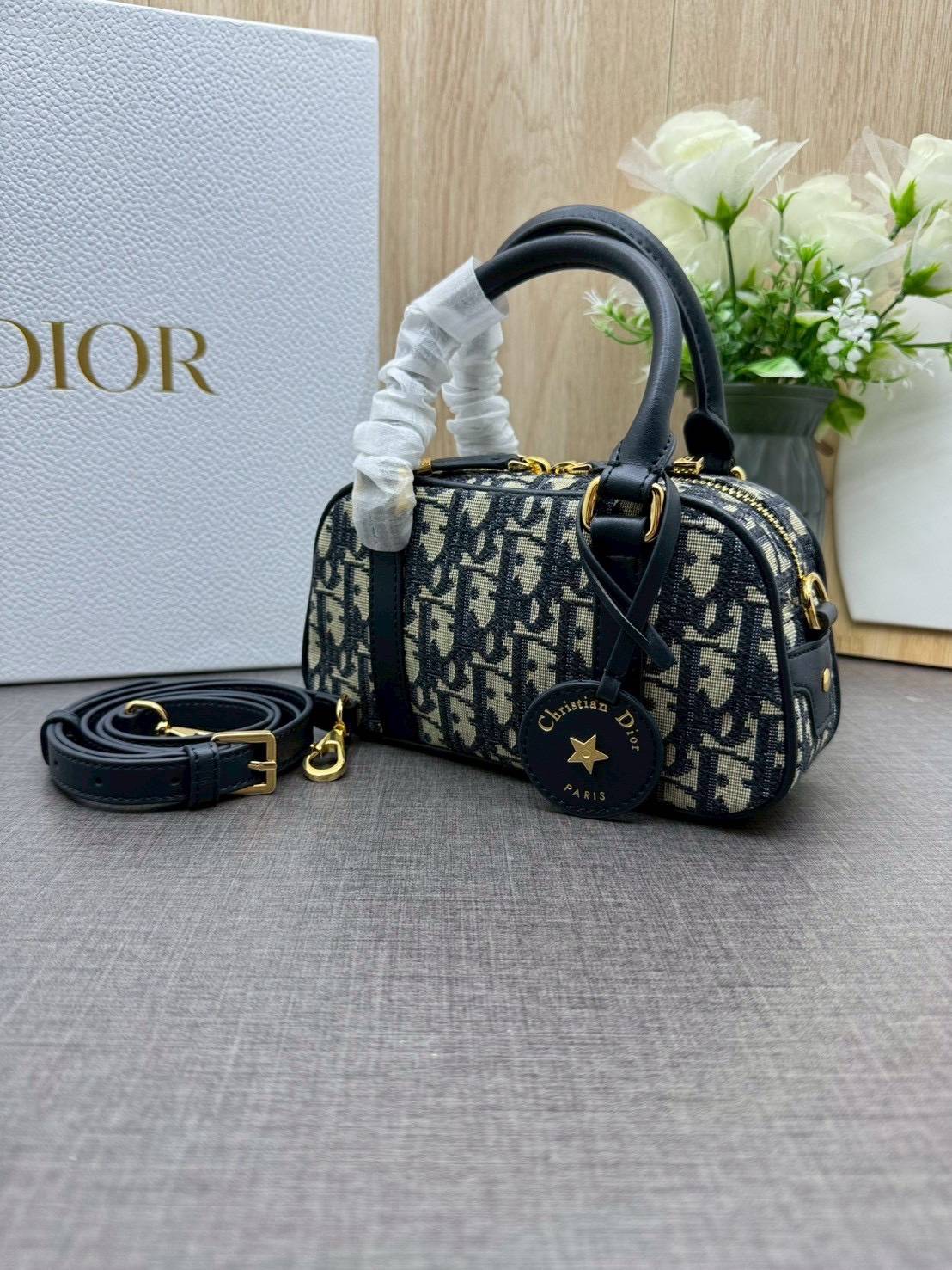 ORI หนังแท้ | DIOR D-Vibe East-West Nano Bag กระเป๋าทรงหมอนไซส์มินิน่ารัก ดีไซน์โบว์ลิ่งรูปทรงทันสมัยใช้งานง่ายจุของสำคัญได้ครบ สวยสง่างามเป็นเอกลักษณ์