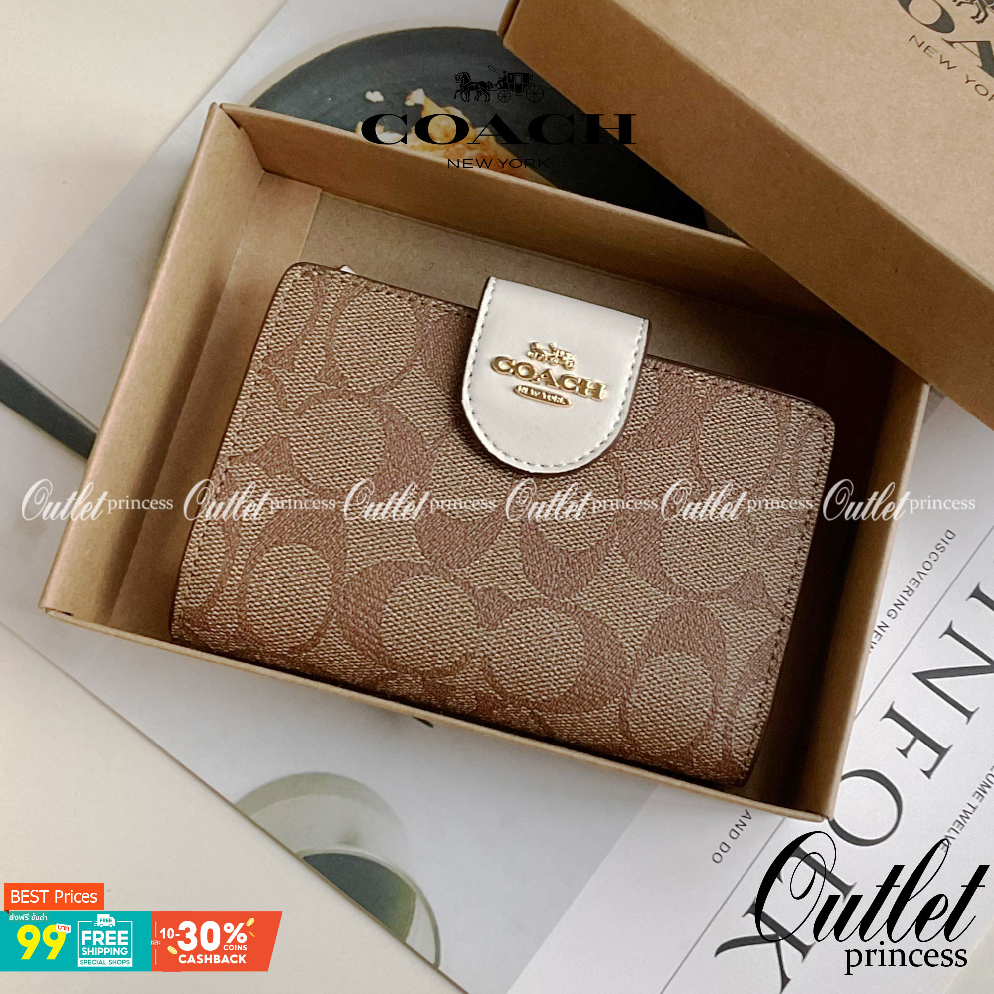 COACH SMALL WALLET IN SIGNATURE CANVAS กระเป๋าสตางค์ใบกลาง แบบพับสองตอน หน้าจดหมาย เปิดปิดด้วยกระดุมปั้มแบรนด์ ด้านในมีช่องใส่บัตรหลายช่อง พร้อมช่องใส่รูป และช่องใส่ธนบัตร ด้านหลังมีช่องซิปเหรียญอีกหนึ่งช่อง น้ำหนักเบา พกพาสะดวก อะไหล่ทองสุดหรู ห้ามพลาดค่