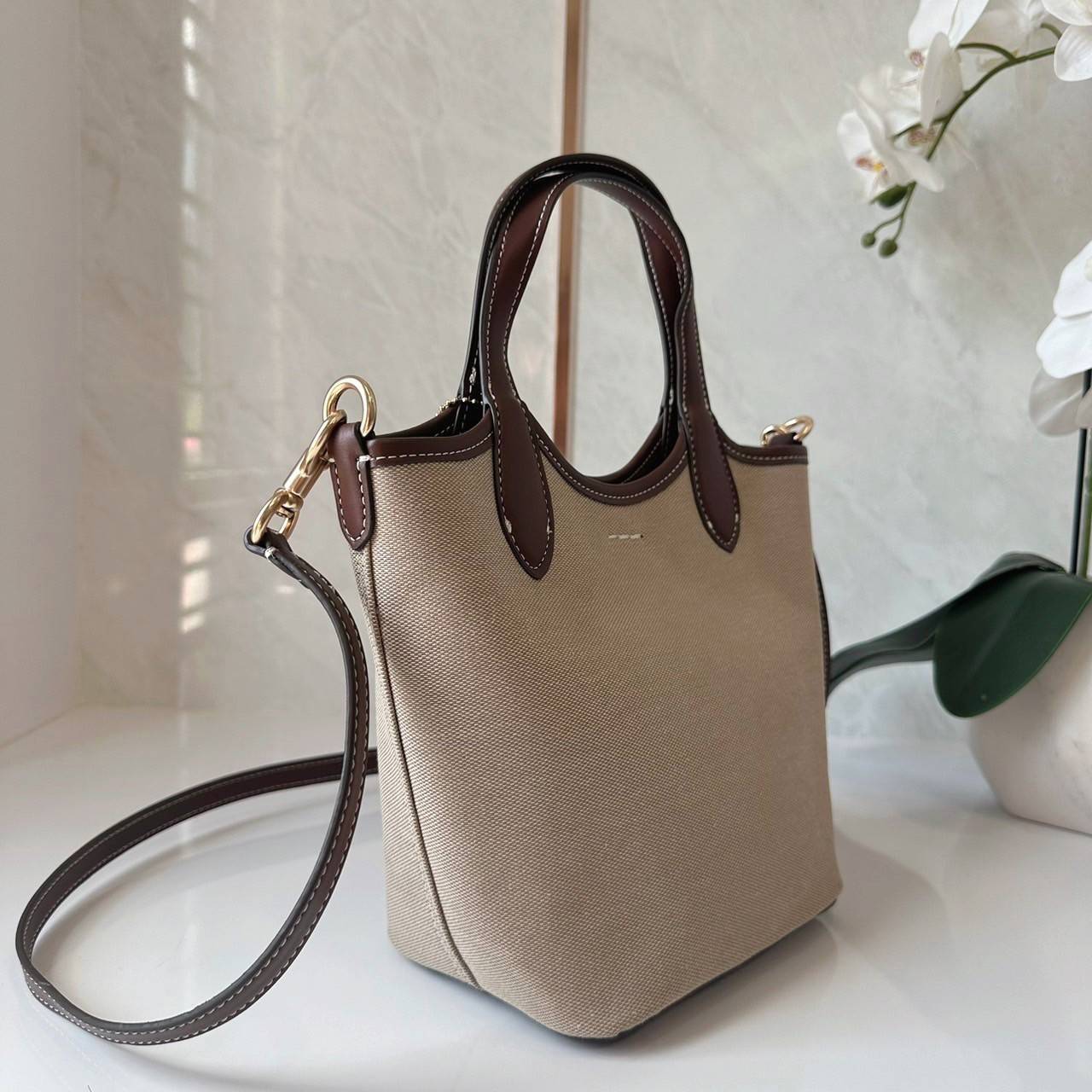 พร้อมส่ง 5 สี COACH HANNA BUCKET BAG กระเป๋าถือ/สะพายข้างทรงบักเก็ตรุ่นใหม่ดีไซน์เก๋น่ารัก เกรดท็อปออริ เกรดดีสุด สลับแท้ 1:1 ใช้ต่างประเทศได้