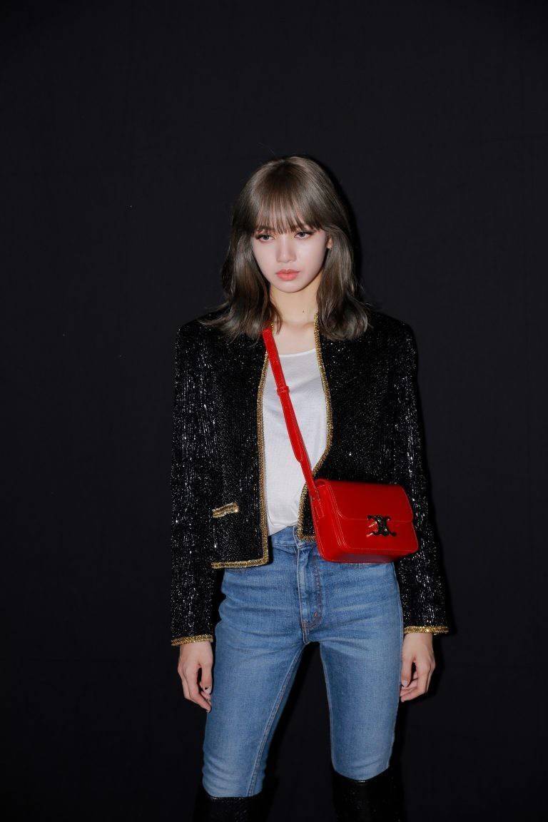 Celine MEDIUM TRIOMPHE BAG IN SHINY มีรูปทรงเป็นกล่องคล้ายกับกระเป๋า Classic Box แต่มีการออกแบบโลโก้ที่สะดุดตาแบบวินเทจ ด้วยดีไซน์ที่ดูโฉบเฉี่ยว แต่คงความคลาสสิคอย่างเต็มเปี่ยม ทำให้เป็นที่ดึงดูดความสนใจของสาวๆ สายสะพายสามารถปรับระดับได้ มีความคล่องตัวในก