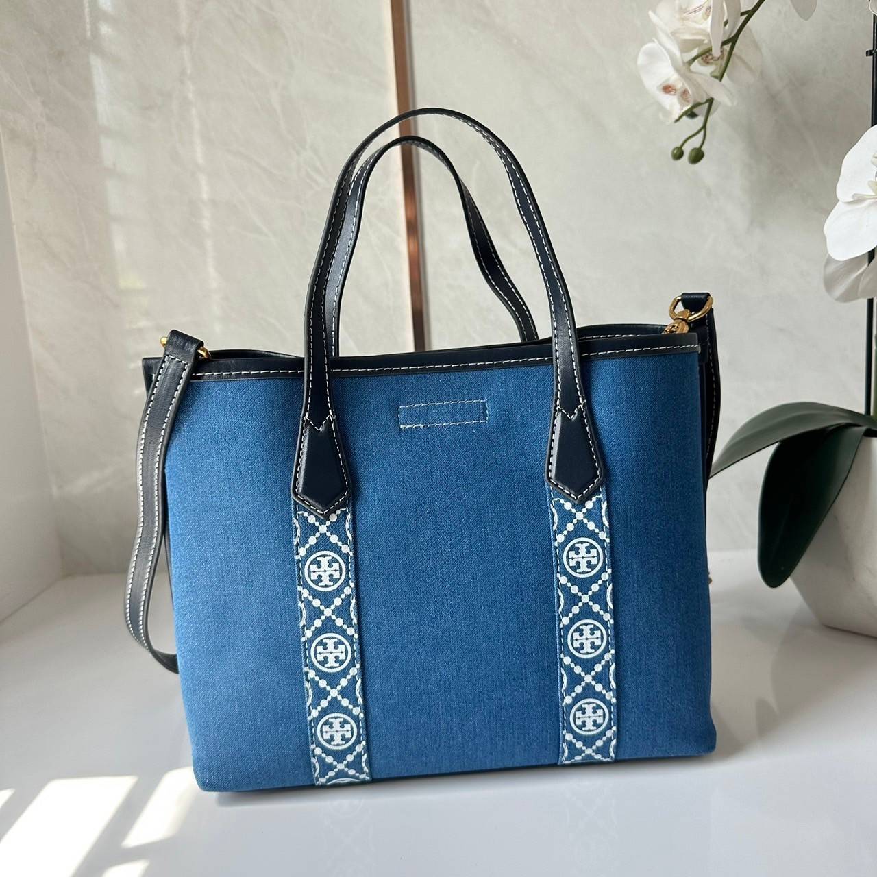 TORY BURCH PERRY DENIM TRIPLE-COMPARTMENT SMALL TOTE BAG กระเป๋าคล้องแขนและสะพายไหล่ทรงโท้ท คอลเลคชั่นใหม่ล่าสุด สวยหรู ลุคคุณนาย