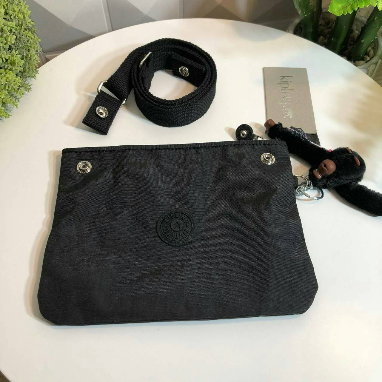 Kipling MAY Small 2-in-1 Pouch and Crossbody กระเป๋าสะพายหรือคาดเอว ขนาดมินิรุ่น Limited ทรงน่ารัก น้ำหนักเบา ใช้ได้ทั้งสองด้าน ด้านหน้ามีสกรีน mickey mouse ด้านหลังประดับโลโก้ มาพร้อมพวงกุญแจแบรนด์ เปิดปิดด้วยซิปสะดวกใช้ หัวซิปแบรนด์ มีหนึ่งช่องซิป และสา