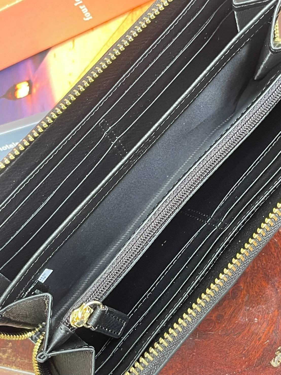 COACH F54630 ACCORDION ZIP WALLET IN SIGNATURE เป็นกระเป๋าสตางค์ที่เหมาะกับการใช้งาน นอกจากเพิ่มความมั่นใจแล้ว ยังทำให้ชีวิตของเราง่ายขึ้นอีกด้วย โดยการเปิดปิดแบบซิปรอบ สามารถใส่ธนบัตร เหรียญ บัตรต่างๆได้หลายใบเลยทีเดียว ขนาดของกระเป๋าสามารถถือแทนกระเป๋าค