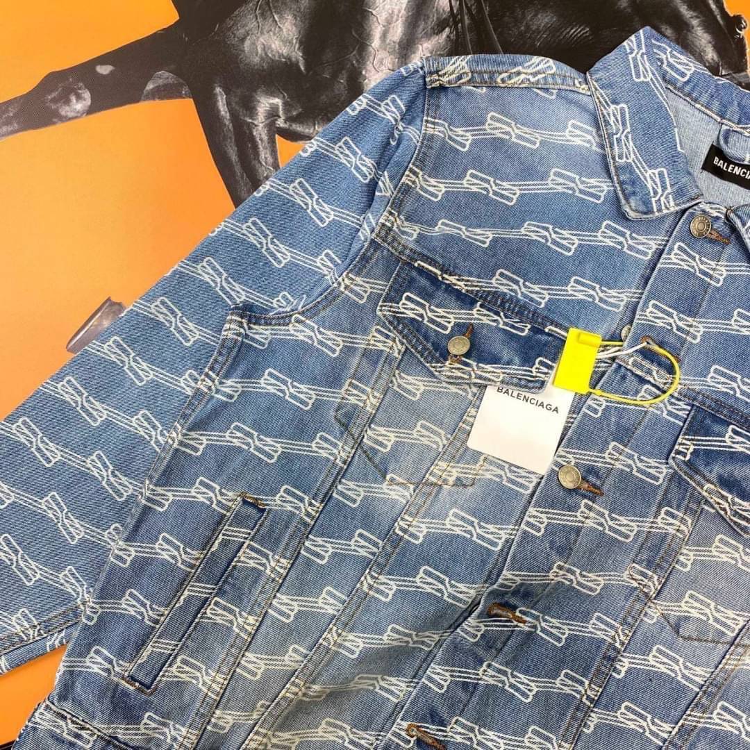 Balenciaga logo denim jacket / BALENCIAGA Jacket เกรดออริจินอล มีป้ายแท็กที่คอเสื้อ ใส่ได้ทั้งผู้หญิงผู้ชาย พร้อมส่งที่ไทย ภาพสินค้าถ่ายจากงานขายจริง ใช้งานต่างประเทศได้