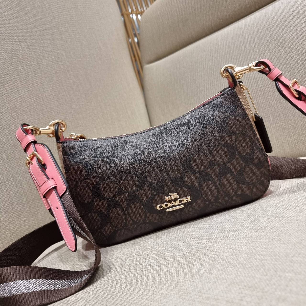 COACH C7264 C6823 C6817 JES BAGUETTE IN SIGNATURE CANVAS คอลเลคชั่นใหม่ล่าสุด พร้อมเสิร์ฟความสวยถึงบ้านเช่นเคย!! กระเป๋าสะพายทรงบาแกตต์ ดีไซน์ย้อนยุค ที่แอบแฝงความเรียบหรูดูแพงอยู่ในตัว โดดเด่นด้วยสายสะพายเส้นใหญ่ โทนสีคอนทราส ทำให้ไอเท็มนี้ดูมีลูกเล่นมาก