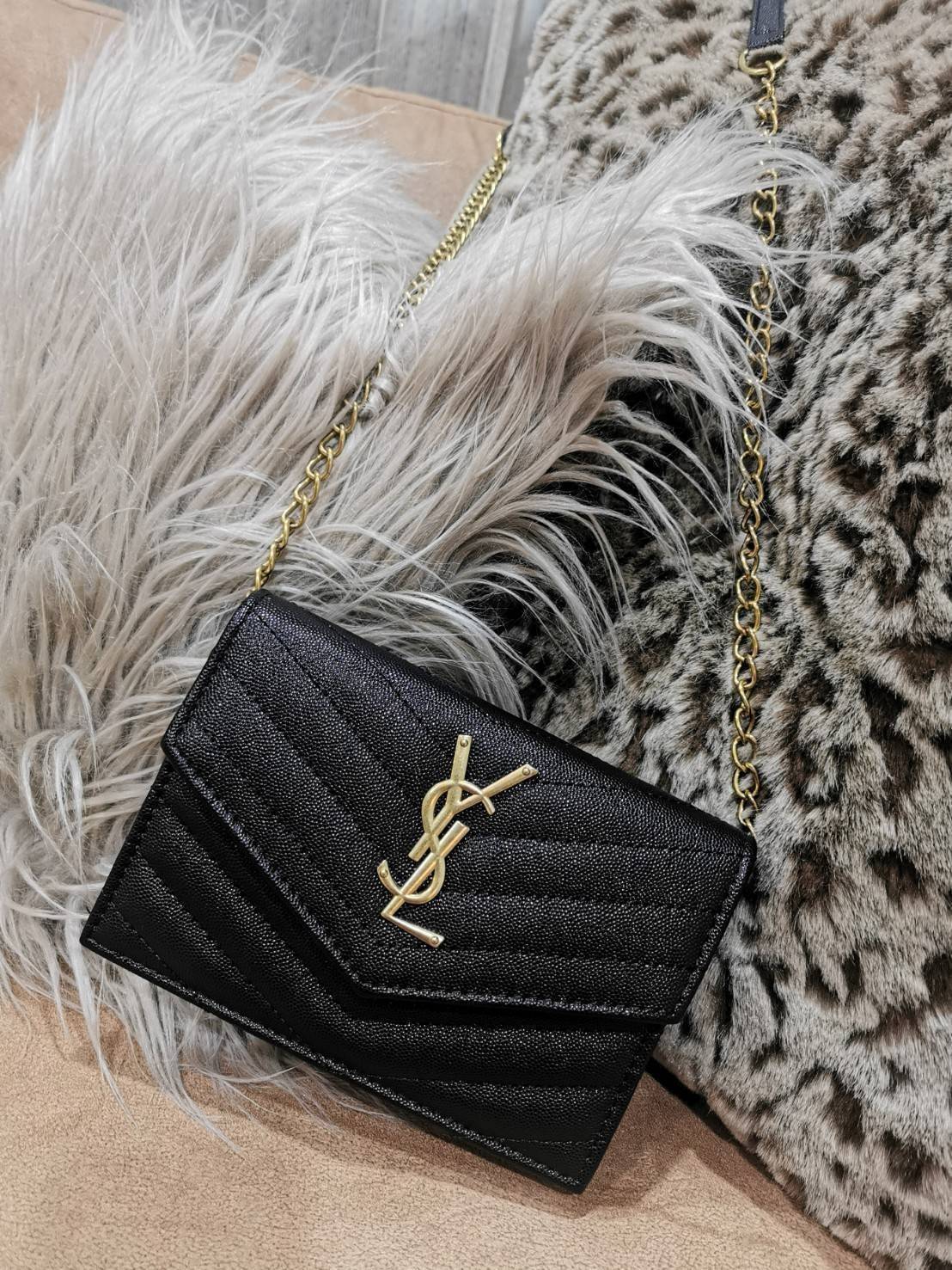 VIP 】YVES SAINT LAURENT YSL BAG VIP GIFT WITH PURCHASE GWP พรีเมี่ยมกิ้ฟ Limited จาก YSL DUTY FREE COUNTER ดีไซน์ทรงสี่เหลี่ยมหนังคาร์เวียขึ้นลายริ้วสวยอยู่ทรงเปิดปิดด้วยฝาปิด Envelop กระดุมแม่เหล็กด้านหน้าประดับโลโก้แบรนด์อะไหล่ทอง ภายในโล่งสามารถใส่มือถ