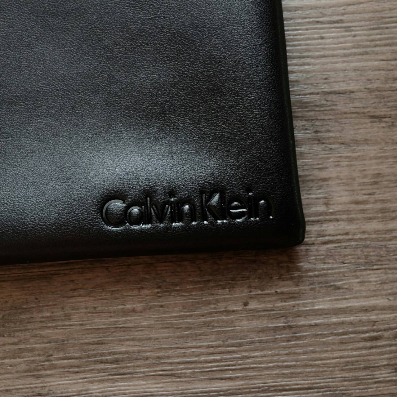 Cluth Bag Calvin Klein Cluth Bag กระเป๋าถือ ทรงคลัทช์ จากแบรนด์ Calvin Klein ด้านหน้า ปั๊มโลโก้แบรนด์ เปิด - ปิดกระเป๋าด้วยซิป ด้านในแบ่งเก็บของ ได้ 2 ช่องใหญ่ และมีช่องใส่บัตร 1 ช่อง สามารถใส่ iPad Mini ได้ค่ะ