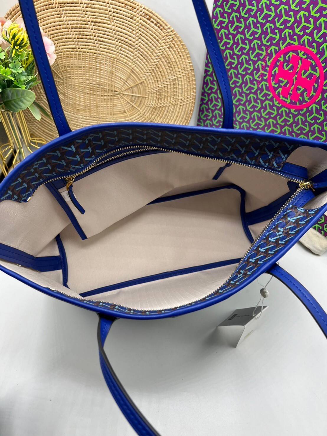 Tory Burch Ever Ready Zip Tote Small Coated Canvas / Tory Burch Geo Logo Tote กระเป๋าโท้ท พิมพ์ลายด้วยลวดลายสานตะกร้าอันเป็นเอกลักษณ์ของแบรนด์ ซึ่งได้แรงบันดาลใจจากความหลงใหลในงานจักสานของผู้ก่อตั้ง