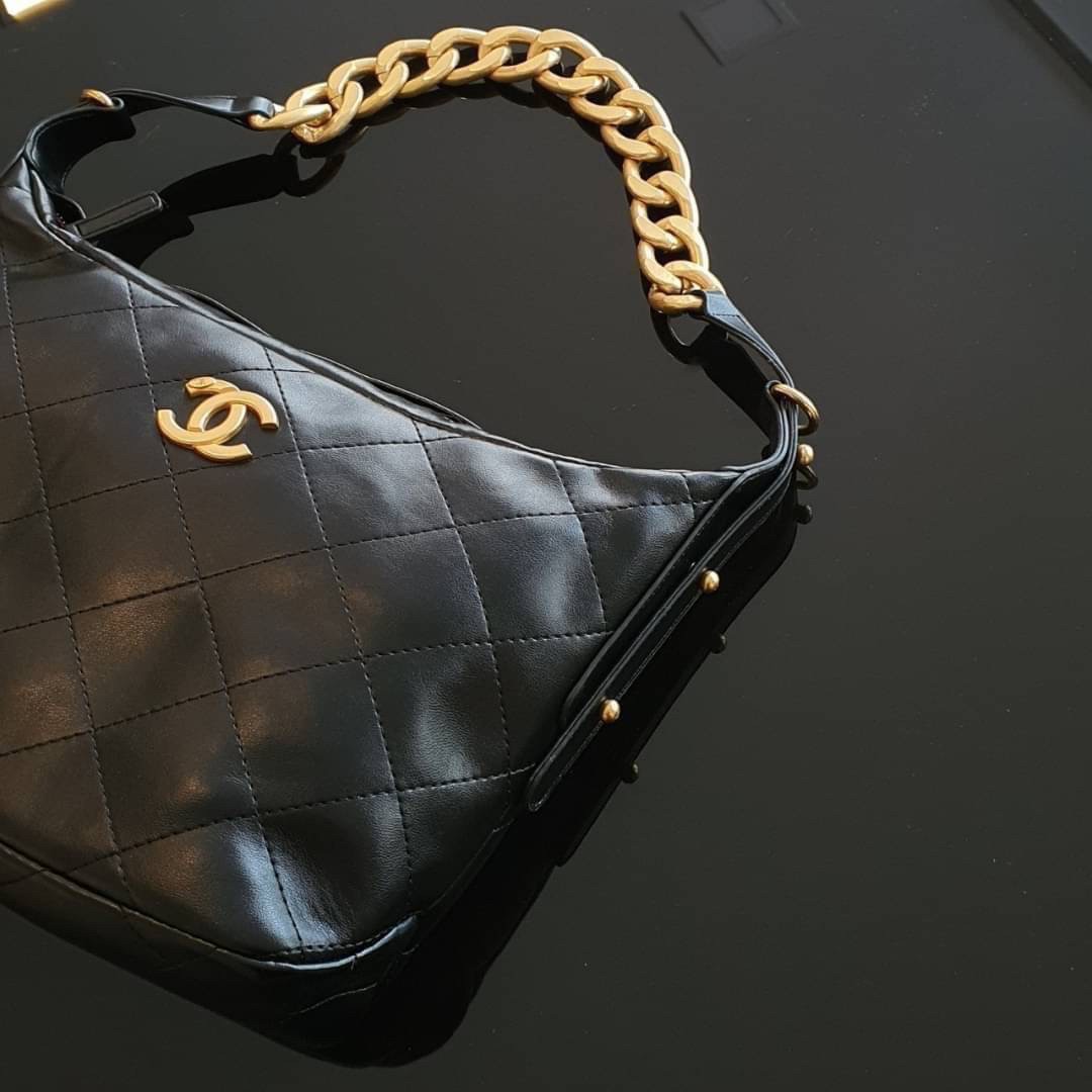 Chanel Hobo Bag รุ่นใหม่ล่าสุด ทรงที่สาวๆรอคอย CHANEL LEATHER TOTE BAG ทรงสวยเรียบหรู เนื้อหนาดีมาก อะไหล่ทองวินเทจ ประดับโลโก้แบรนด์สุดหรู