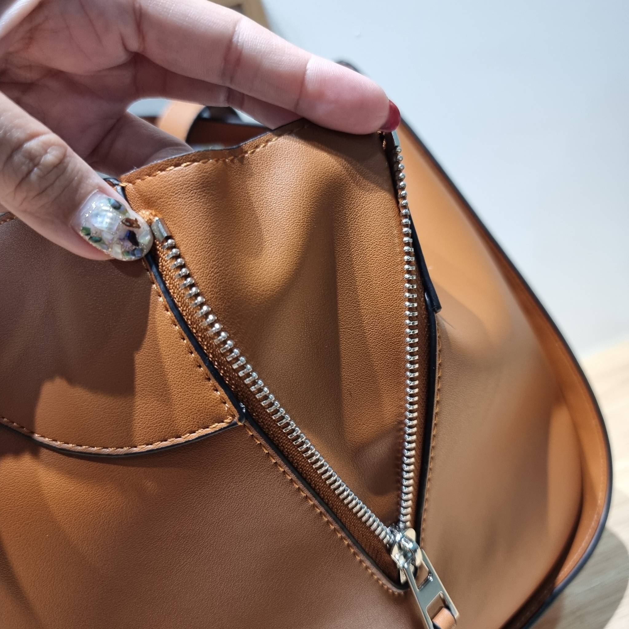 LOEWE SMALL HAMMOCK IN CLASSIC CALFSKIN พร้อมส่ง กระเป๋าสะพายดีไซส์เก๋ สามารถปรับเปลี่ยนรูปทรงได้หลากหลาย มีลูกเล่นทำให้ใช้ได้ไม่มีเบื่อ