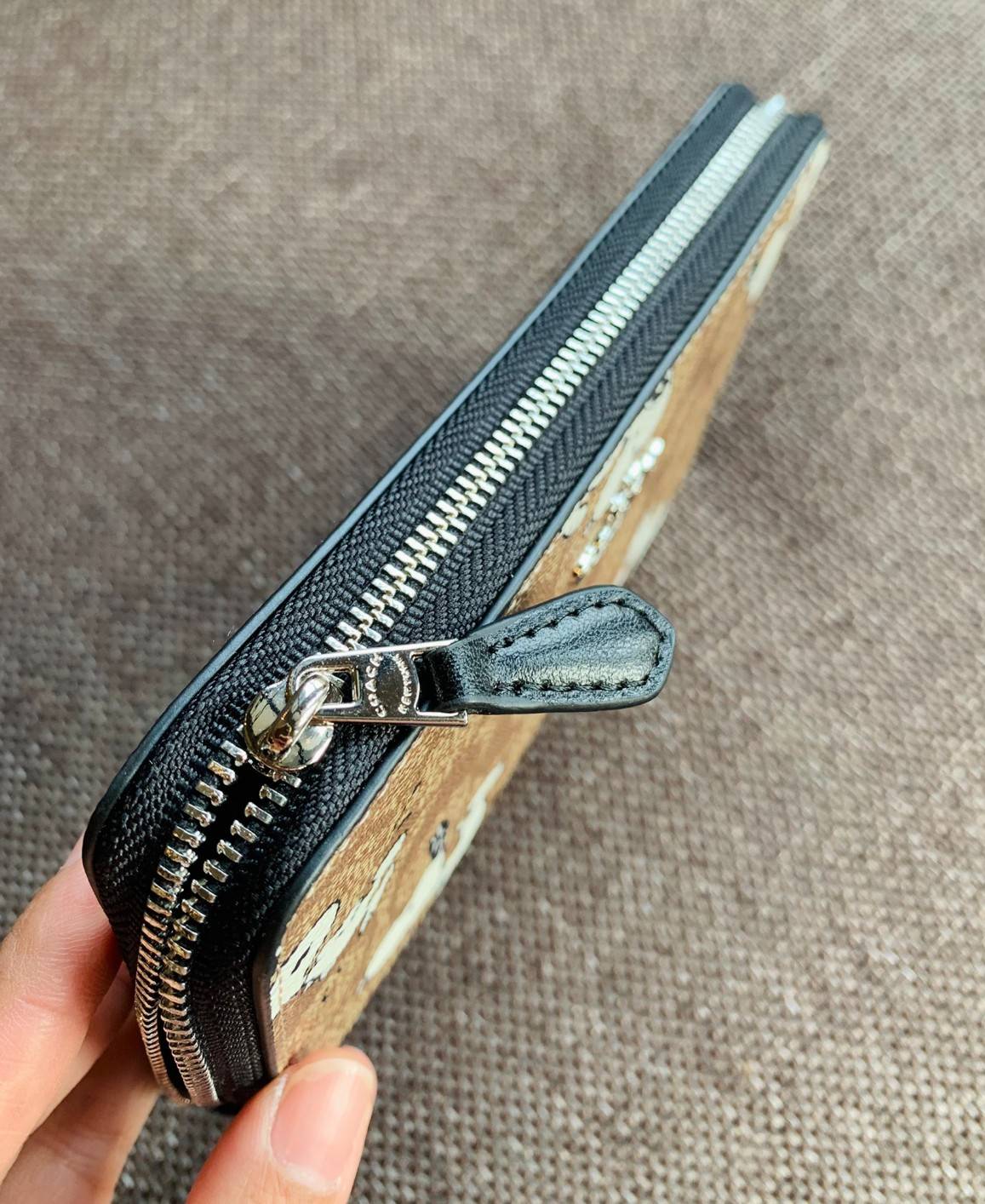 ทั้งสวย ทั้งน่ารัก อดใจไม่อยู่จ้าา💋COACH X PEANUTS MEDIUM ID ZIP WALLET WITH SNOOPY PRINT ((C4123)) 📣พร้อมส่งค่ะ! กระเป๋าเงินใบกลาง ขนาดพอดีๆ 🔺ตัวกระเป๋าทั้งใบปริ้นลายการ์ตูนSnoopy ดูซุกซน น่ารักมากๆค่ะ