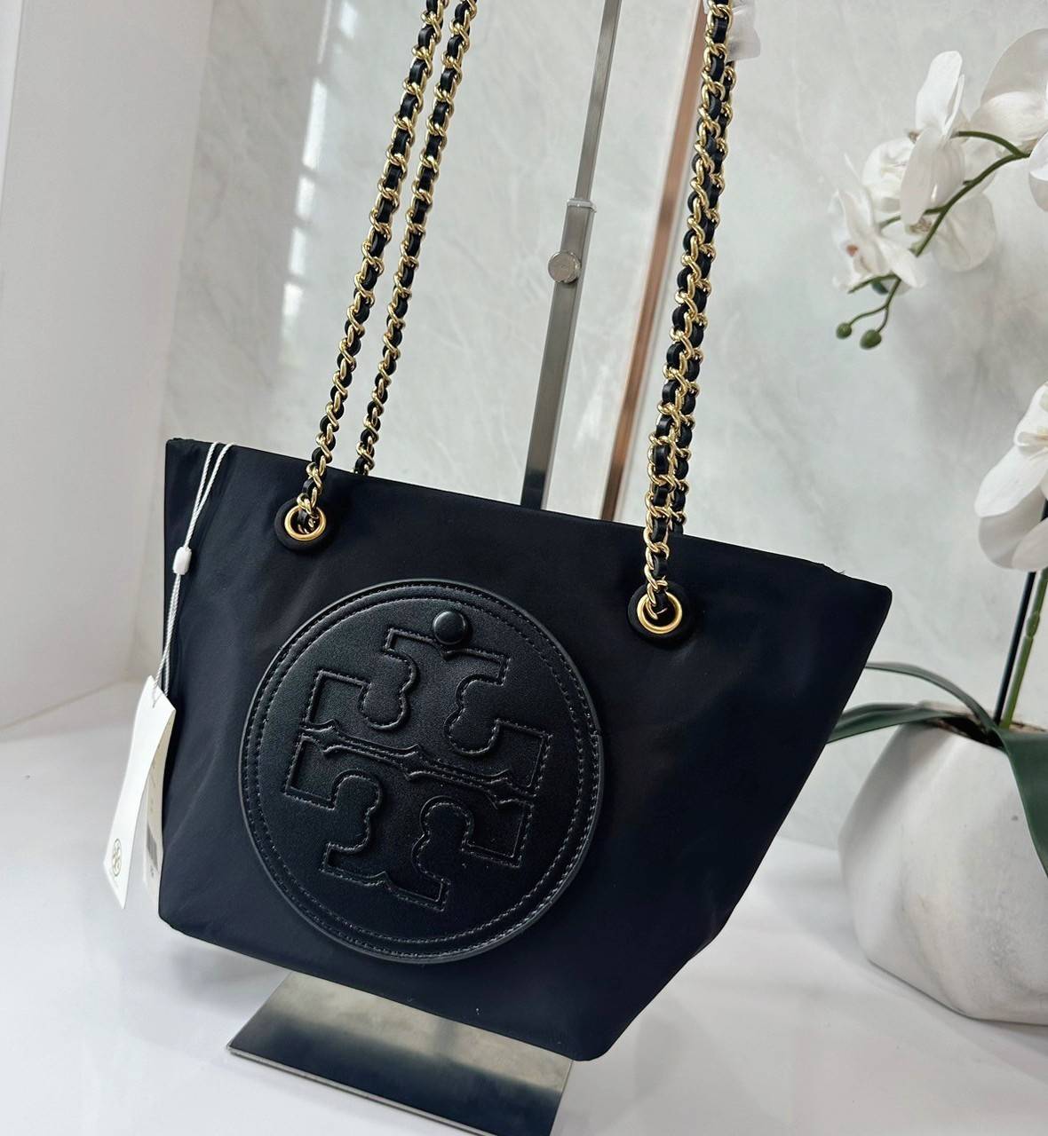 TORY BURCH Ella Chain Crossbody Nylon Bag กระเป๋าคล้องไหล่สายโซ่หรูหราโดดเด่นด้วยโลโก้หนังด้านหน้า สามารถปรับสะพายคอสบอดี้ สะพาลไหล่ได้