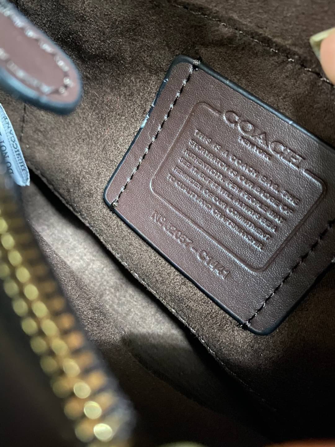 COACH TILLY SATCHEL 23 ((C1802//C1439/C1435)) พร้อมส่งที่ไทยทันทีค่ะ! กระเป๋าสะพายครอสบอดี้ร์หรือหิ้วก็เก๋ไปอีกค่ะ หนังแท้สวยงาม เปิดปิดกระเป๋าแบบหมุนล็อค ภายในมี2ช่องหลัก ใส่กระเป๋าเงินใบกลางได้;มือถือได้ทุกรุ่น;ของจำเป็นสาวๆได้ครบค่ะ;มีช่องซิปกลางและช่อ