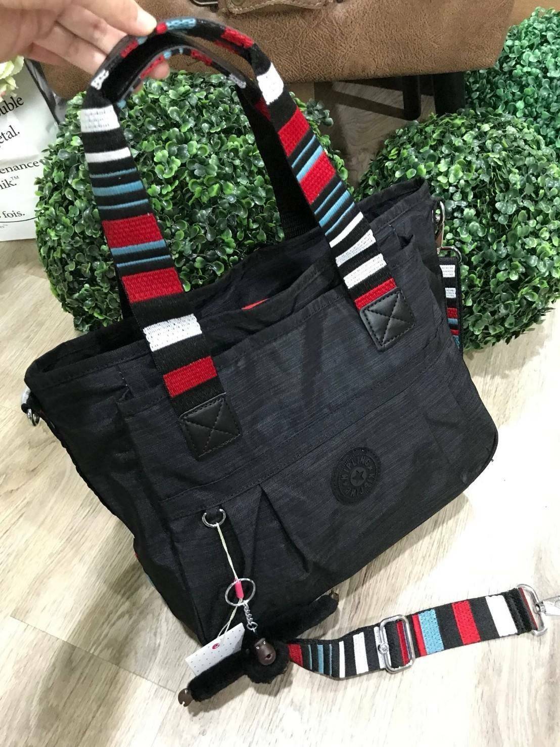 KIPLING SHOULDER BAG WITH ZIPS กระเป๋าสะพายใบใหญ่รุ่นล่าสุดวัสดุ Nylon & Polyester 100% มีช่องแบ่ง3ช่องเป็นสัดส่วน ช่องกลางเปิดปิดด้วยซิปแบรนด์มาพร้อมพวงกุญเเจลิงถอดเเยกได้ ภายในมีโลโก้ ช่องซิป ช่องใส่มือถือ สายคล้องพวงกุญแจ กว้างและจุสุดๆ ใส่เอกสาร A4 หน