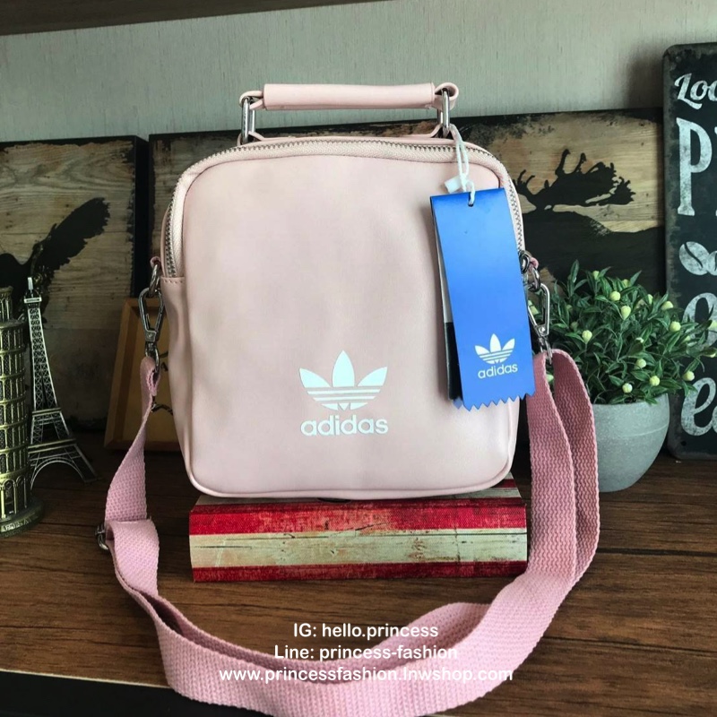 Adidas Mini Shoulder Bag and Backpack กระเป๋าแบบทรีเวย์ ที่สามารถถือเก๋ สะพายเท่ๆแบบเป้หรือสะพายข้าง มีช่องซิปเปิดได้ทั้งด้านหน้าและด้านหลัง เพื่อการใช้งานที่สะดวกสบาย วัสดุหนังpu หนังนิ่ม ถือสบายมือ มีหมุดรองฐานกันรอยสี่มุม ใบเดียวสามารถเปลี่ยนลุคช์ได้ด้