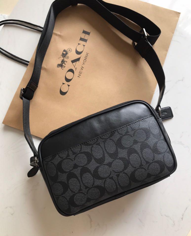 COACH GRAHAM CROSSBODY IN SIGNATURE CANVAS (COACH C4149) กระเป๋าครอสบอดี้รุ่นยอดฮิตสำหรับหนุ่มๆ ที่สาวๆก็ใช้ได้!! รูปทรงดีไซน์คลาสสิค ใช้งานสะดวก วัสดุหนังแคนวาสเคลือบลาย เปิด-ปิดด้วยซิป ภายในเป็นช่องโล่ง ใส่ของสำคัญได้ครบ สายสะพายปรับได้ตามตัว มีมาให้ช้อ