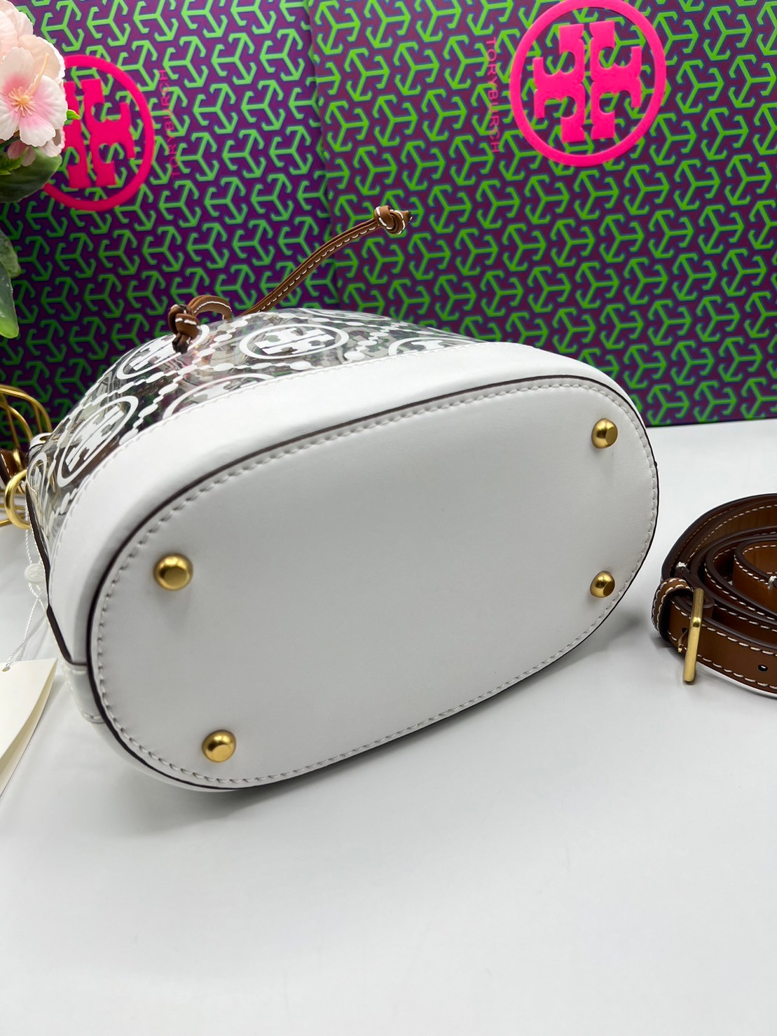 Tory Burch T Monogram Clear Bucket Bag / Tory Clear Bucket Bag ใหม่ล่าสุด กับกระเป๋าบัคเก็ต สีขาวสวยสะอาดตา ดีไซน์โปร่งละมุนมากๆ ดดเด่นด้วยลวดลายเอกลักษณ์ คมชัด ใช้งานง่ายด้วยการรูดหนังเปิด-ปิดที่ปากกระเป๋า ภายในเป็นช่องโล่ง งานจริงสวยน่าใช้มากค่ะ