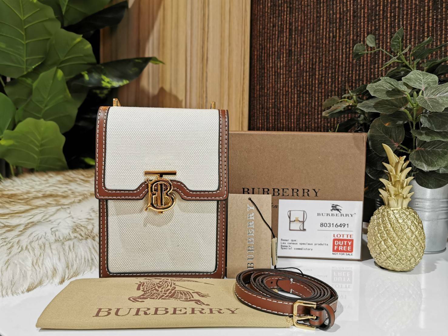 พรีเมี่ยมกิ๊ฟแท้ 100% 】BURBERRY FRAGRANCES CROSSBODY BAG VIP GIFT WITH PURCHASE (GWP) กระเป๋าสะพายพรีเมี่ยมกิ๊ฟ Limited Edition จากน้ำหอม BURBERRY วัสดุ Canvas Cotton & Leather ทรงเหลี่ยมแนวตั้งดีไซน์สวยหรูอยู่ทรงมีโลโก้แบรนด์ด้านหน้า